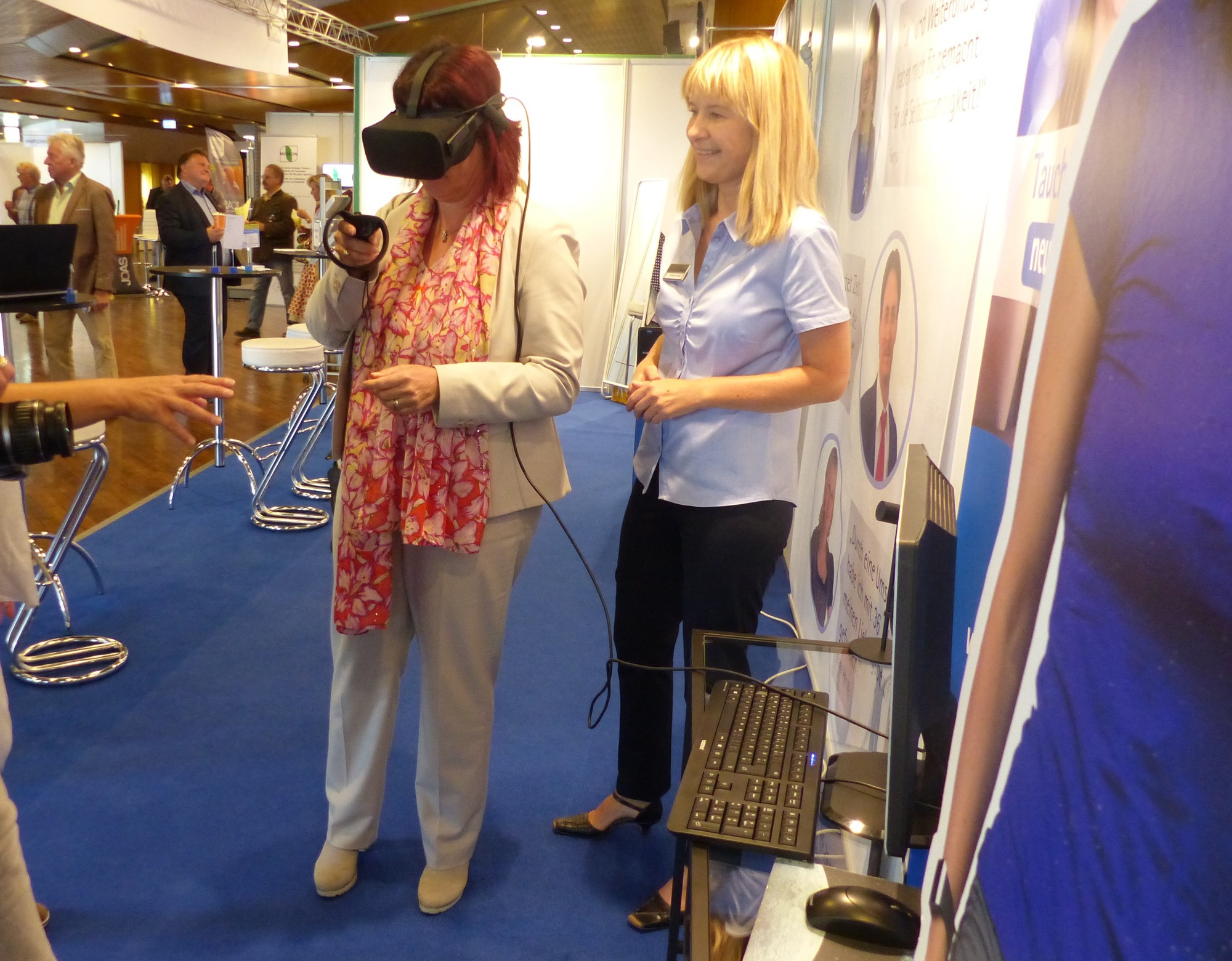 Landrätin Maria Rita Zinnecker probiert am Stand des Landkreises gemeinsam mit Bildungsberaterin Christine Hoch die Virtual-Reality-Brille aus. Foto: Landkreis Ostallgäu