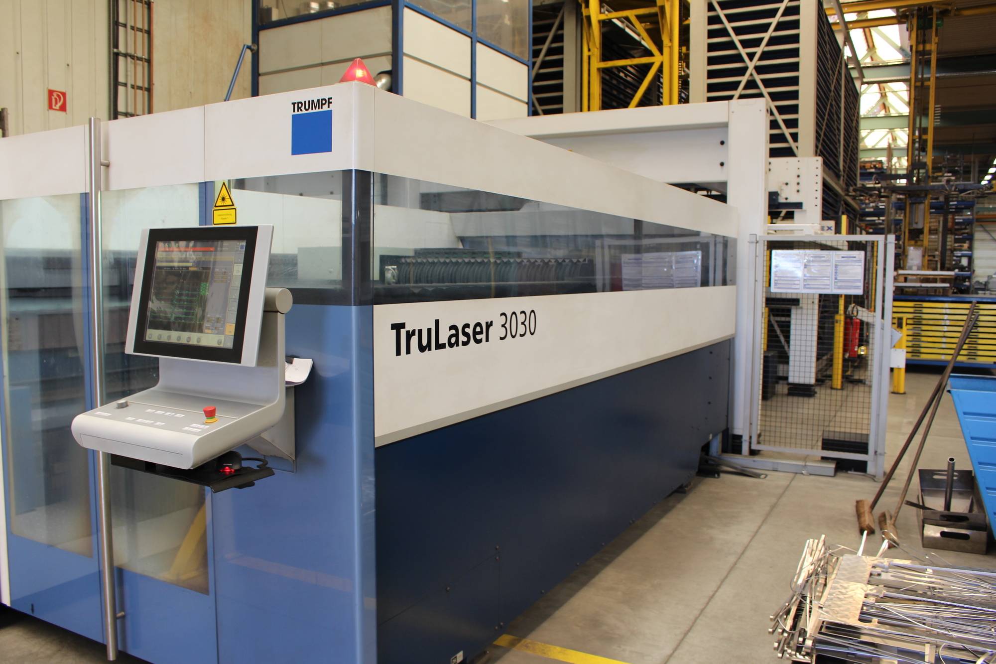 Eine CNC-Laserschneidanlage zur Bearbeitung der Bauteile.