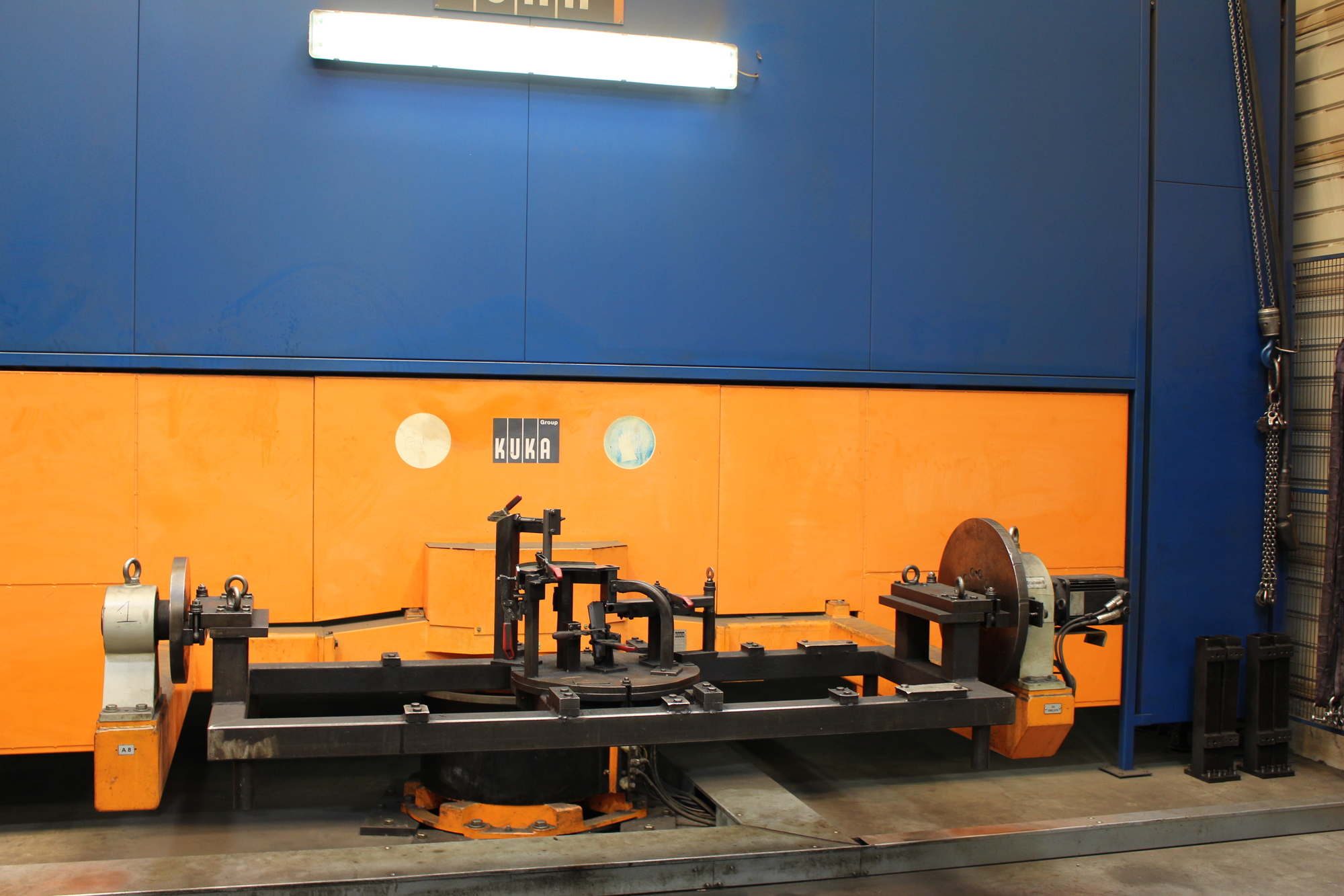 Diese Maschine von KUKA hilft bei der Fertigung der Aufzüge.