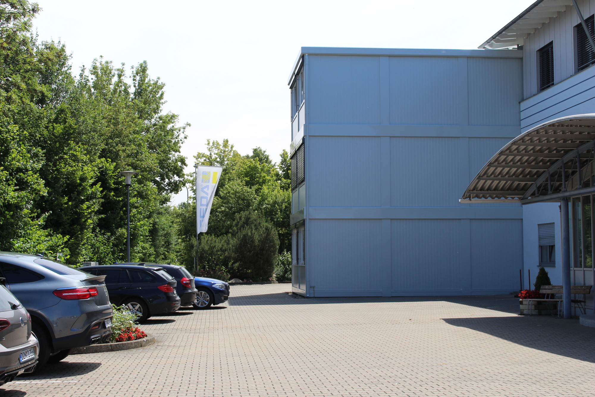 Auf dem GEDA-Gelände ist der letzte Platz verbaut. Deshalb wurden Bürocontainer angegliedert.