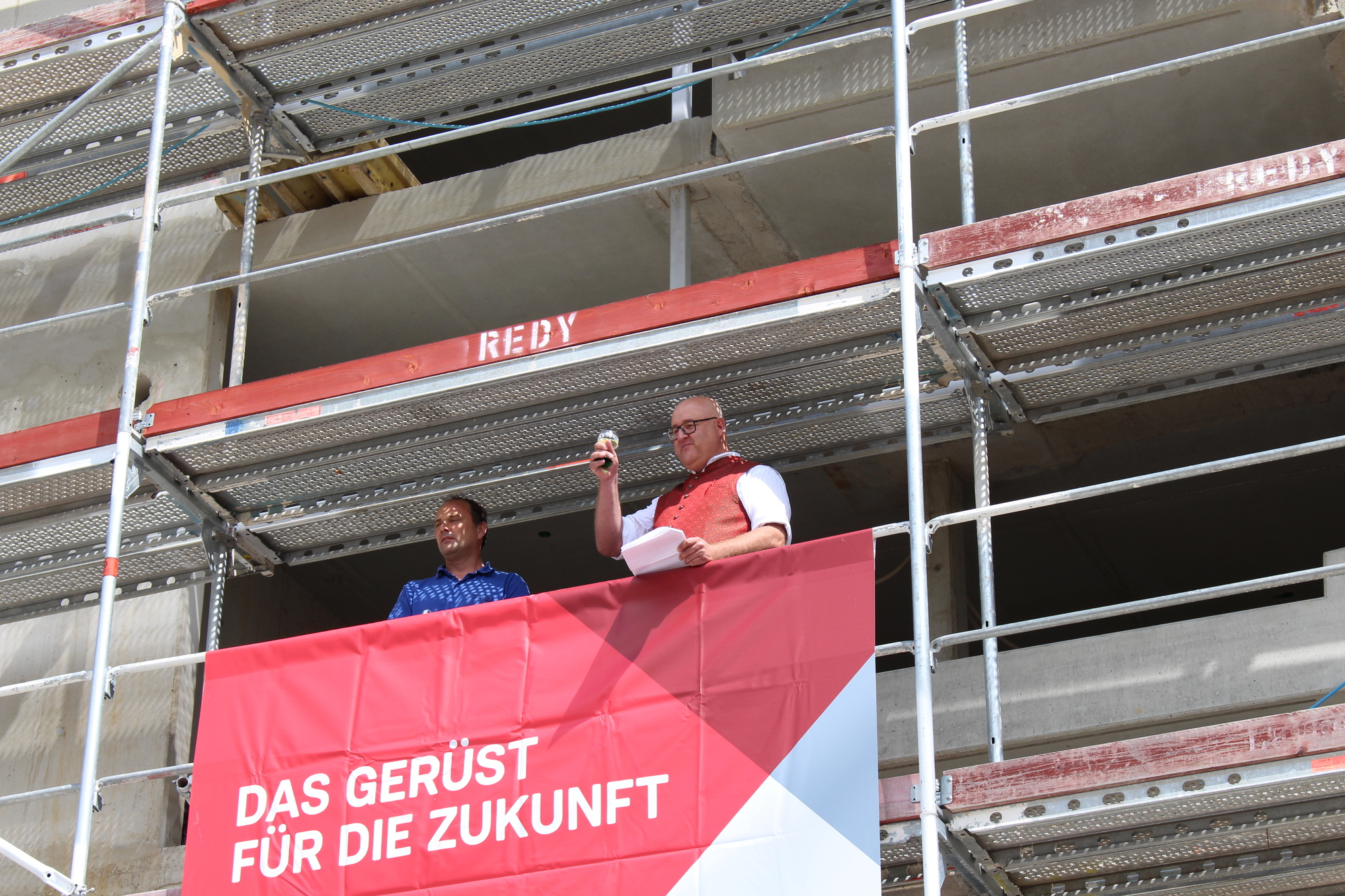 Mit dem traditionellen Richtspruch wird das Richtfest gefeiert. Foto: Isabell Walter/B4B WIRTSCHAFTSLEBEN SCHWABEN