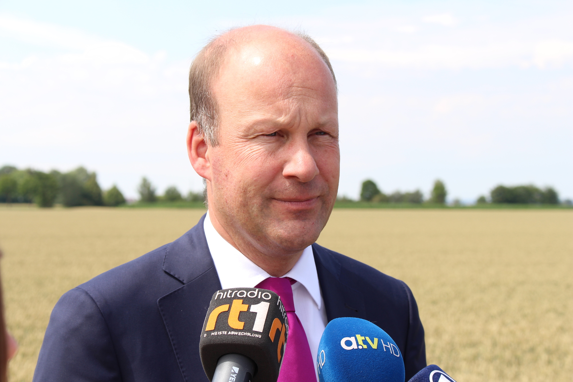 Landrat Martin Sailer im Gespräch mit Journalisten. Foto: Iris Zeilnhofer/B4B WIRTSCHAFTSLEBEN SCHWABEN