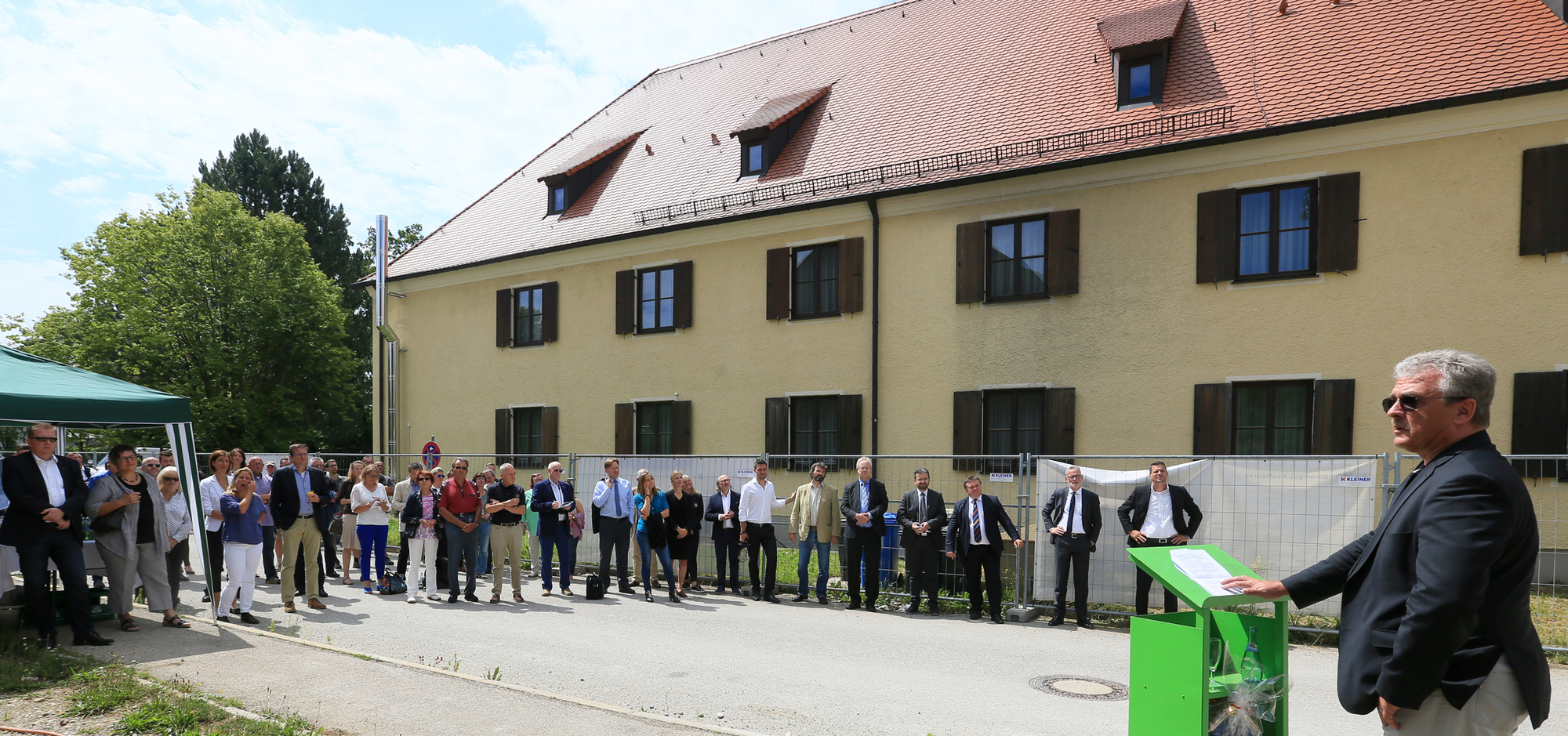 Die Besucher der Richtfestfeier in Kaufbeuren. Foto: DFS Deutsche Flugsicherung GmbH