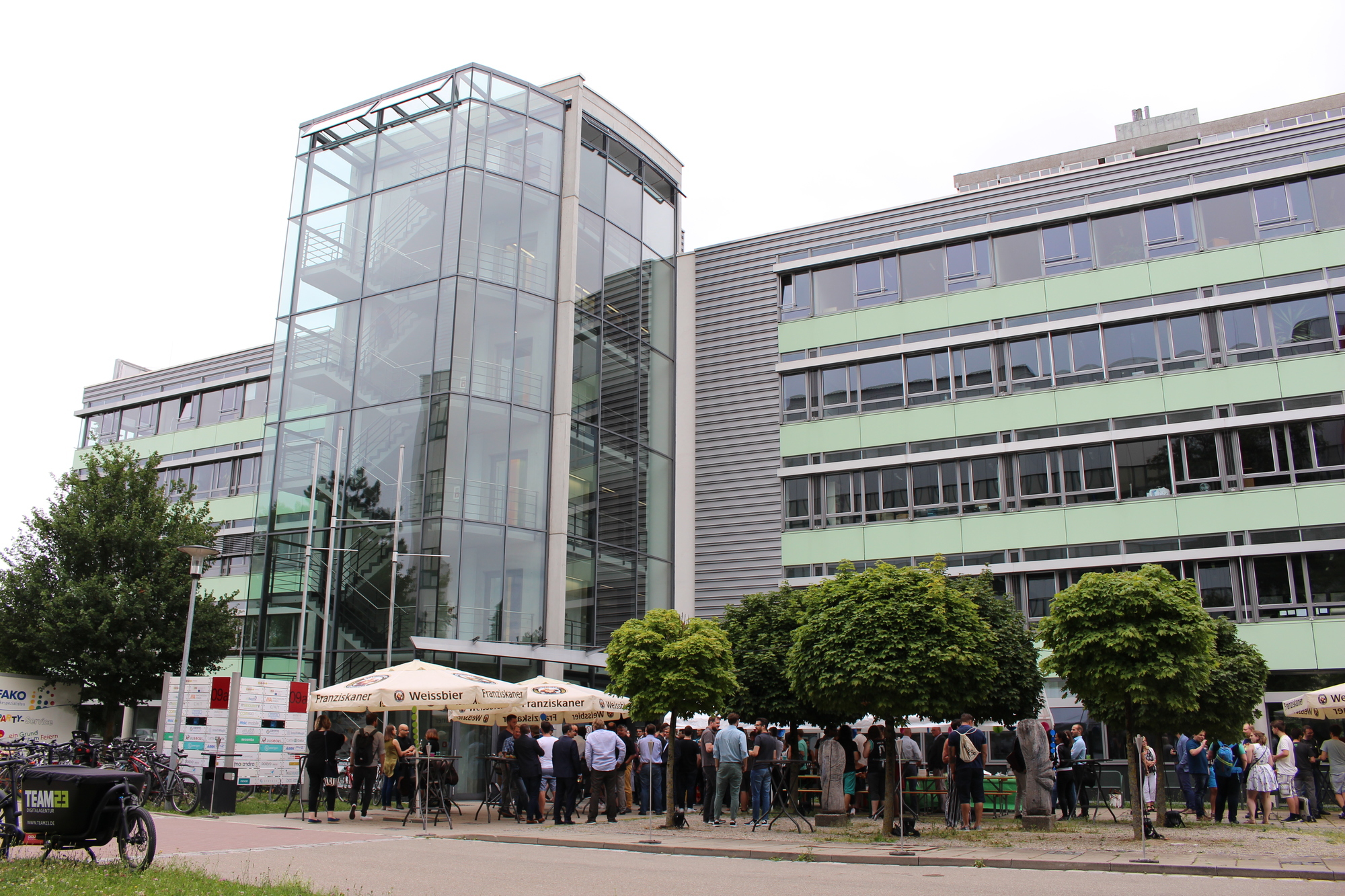 Nach und nach trafen die Gäste im aiti-Park zum Summer Networking 2018 ein. Foto: Iris Zeilnhofer/B4B WIRTSCHATSLEBEN SCHWABEN