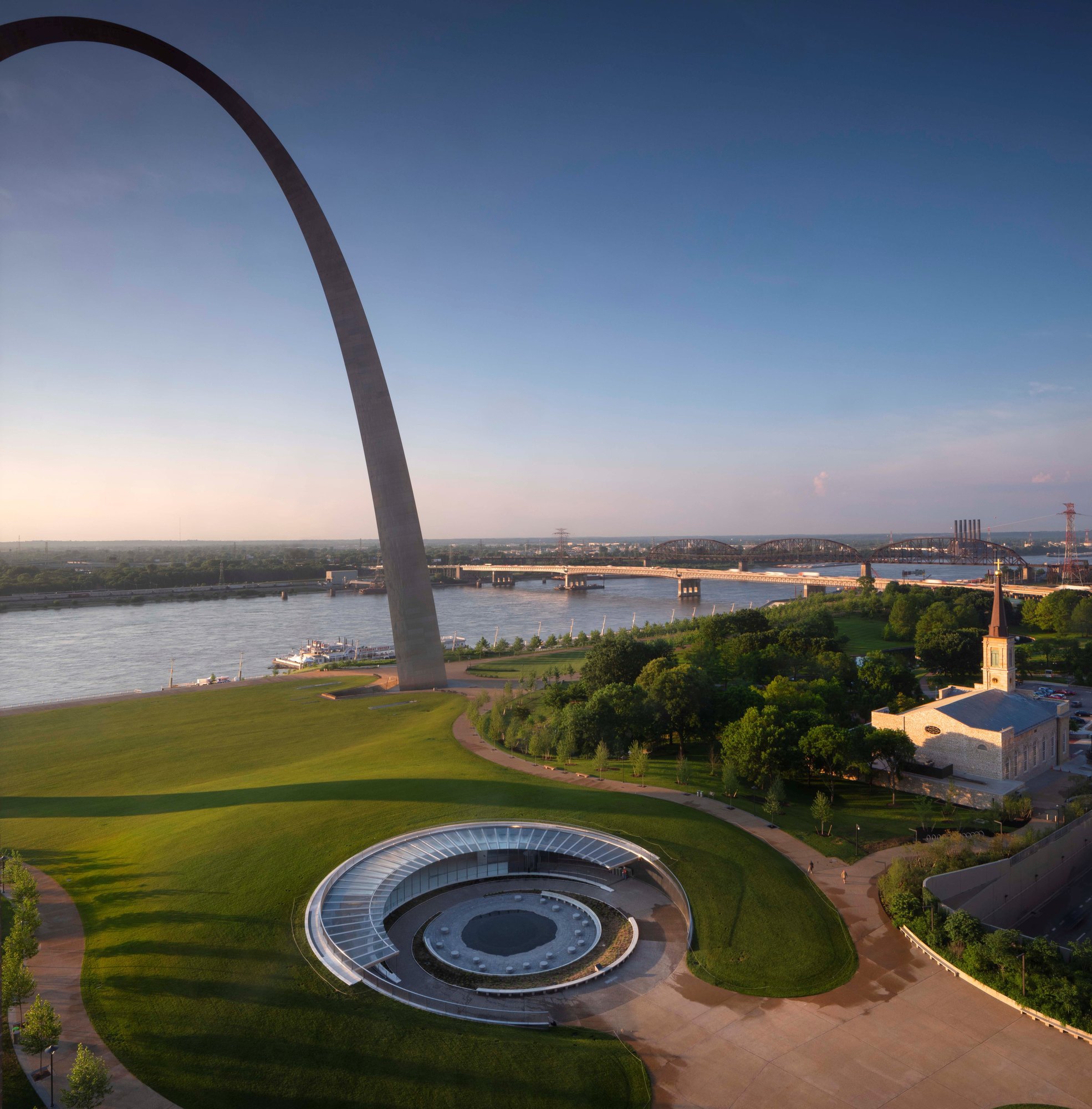 Glasdach und -fassade am Nationalmonument Gateway Arch von seele. Foto: Nic Lehoux