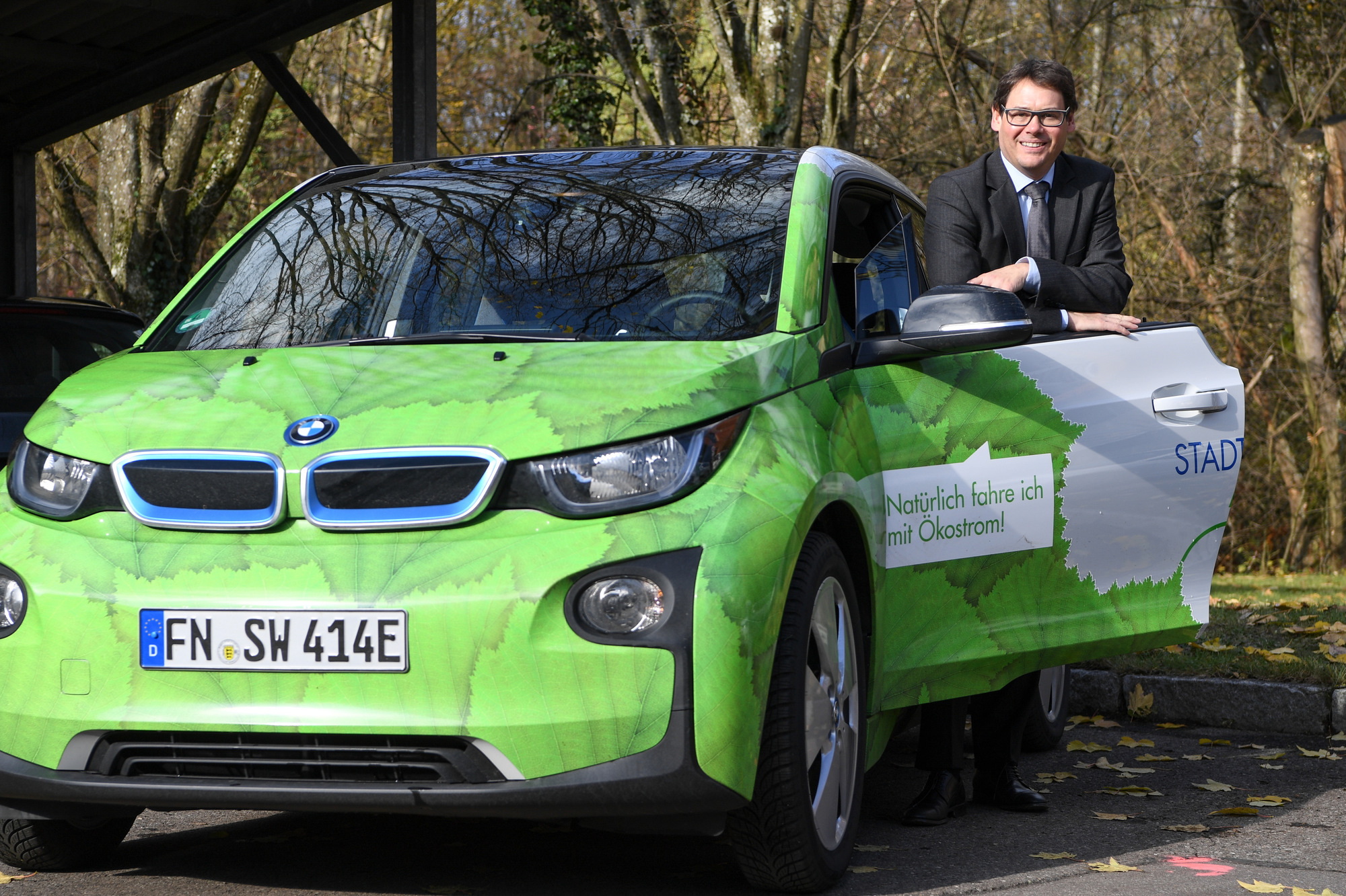 Das Stadtwerk mit seinem Geschäftsführer Alexander-Florian Bürkle setzt auf E-Mobilität. Foto: Stadtwerk am See