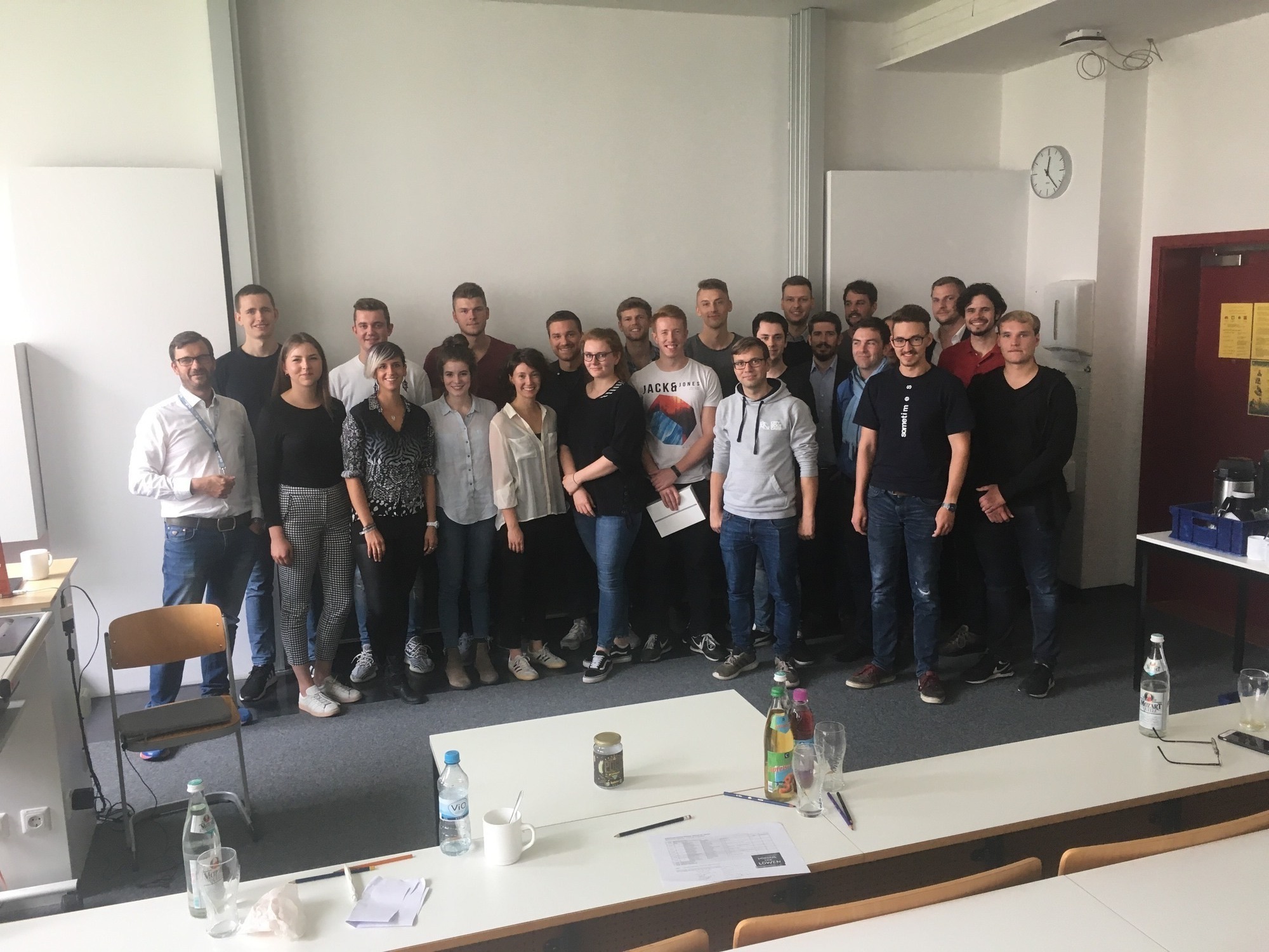 Die Studenten stellen ihre Gründungsideen einer hochkarätigen Jury vor. Foto: Hochschule Augsburg