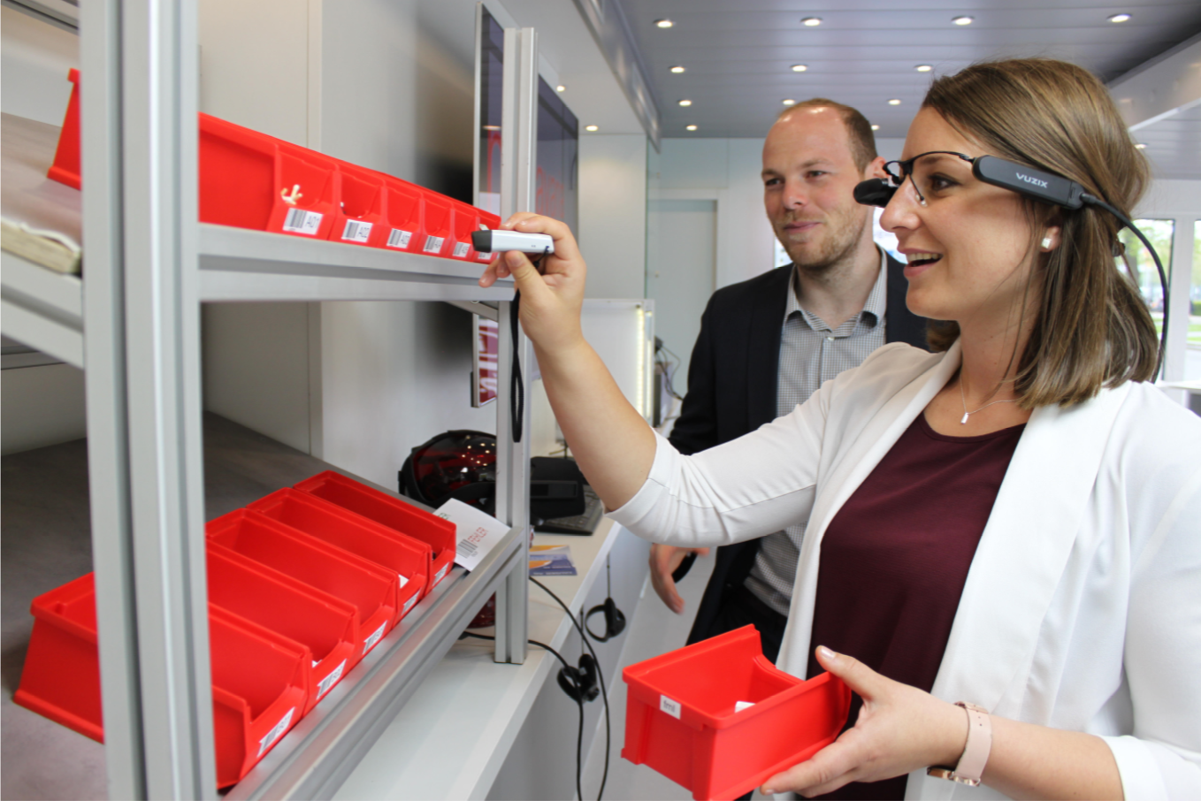 Pick-by-Vision: Kommissionierung wird durch die Augmented Reality-Brille vernetzt und vereinfacht. Foto: Fraunhofer IGCV