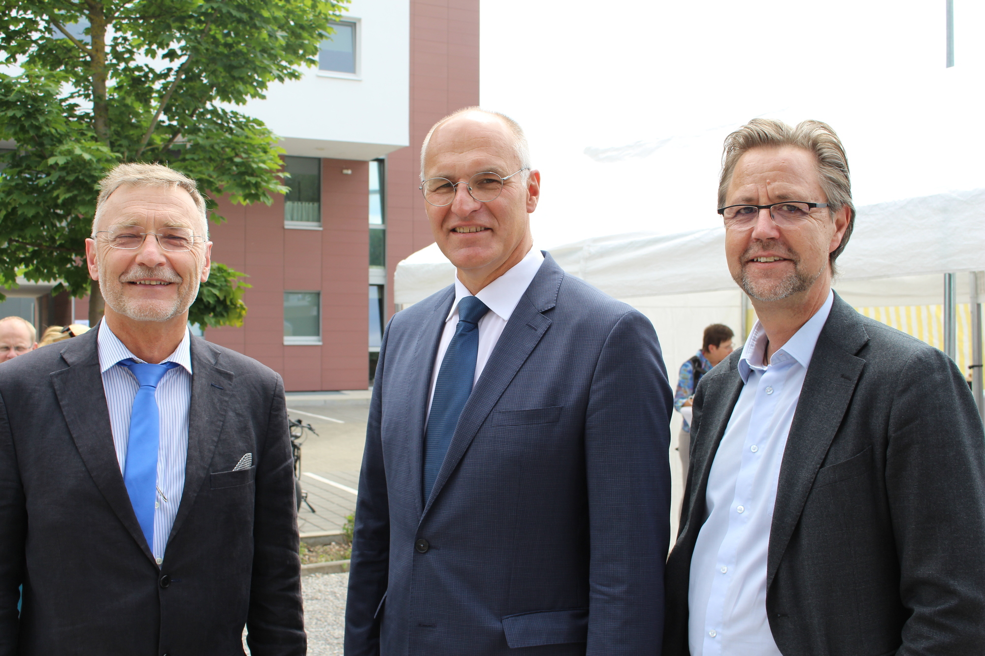 Oberbürgermeister Kurt Gribl (Mitte) und Baureferent Gerd Merkle (rechts) bei der Einweihung.