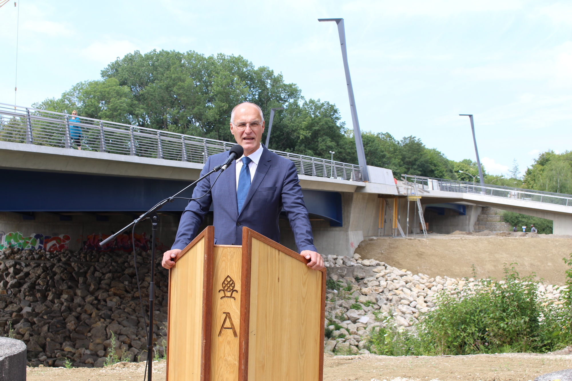 Oberbürgermeister Kurt Gribl eröffnete die Brücke offiziell. Foto: Angelina Märkl/B4B WIRTSCHAFTSLEBEN SCHWABEN