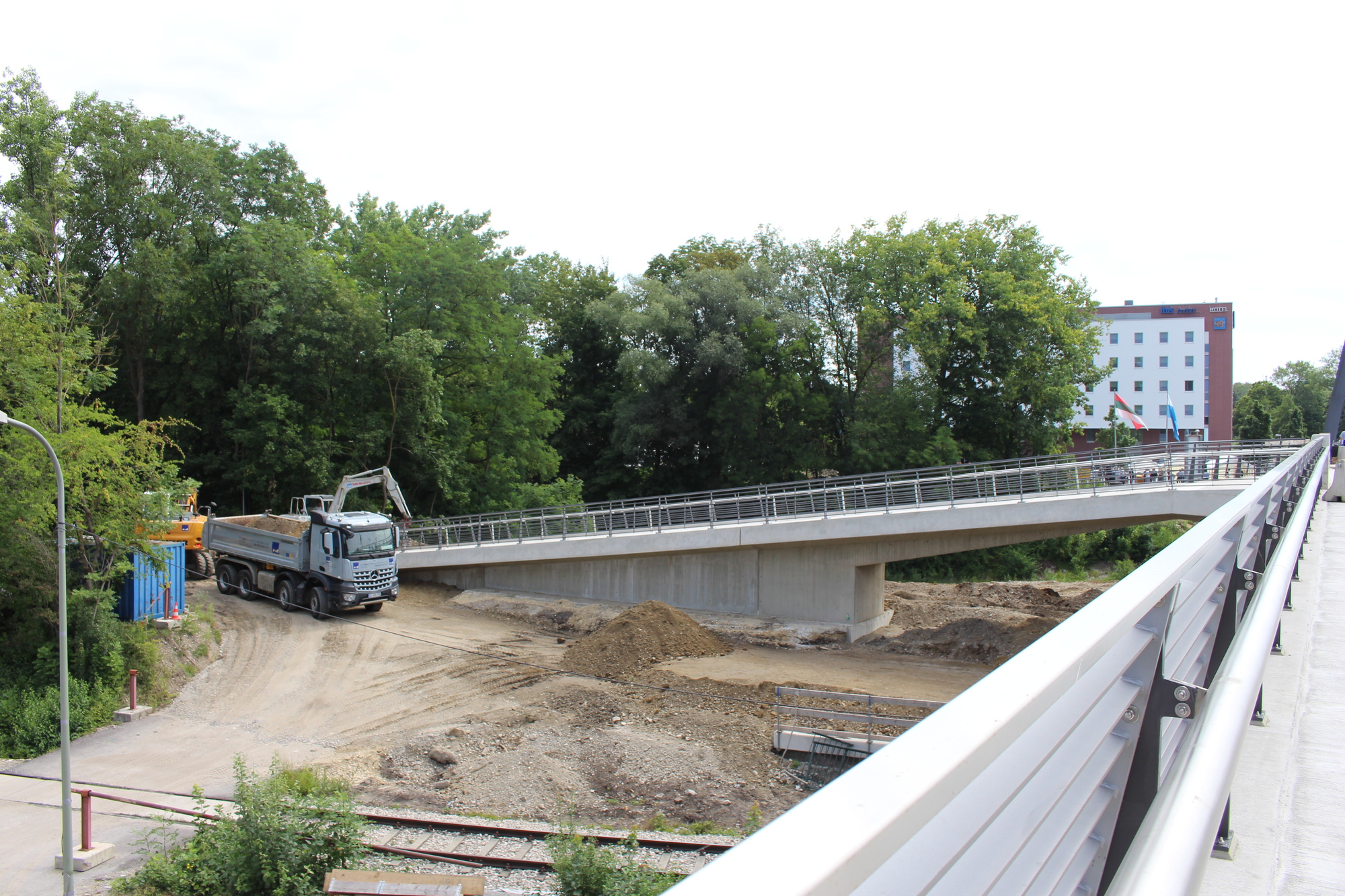 Im Auffahrtsbereich Hessenbachstraße dauern die Arbeiten aktuell noch an. Foto: Angelina Märkl/B4B WIRTSCHAFTSLEBEN SCHWABEN