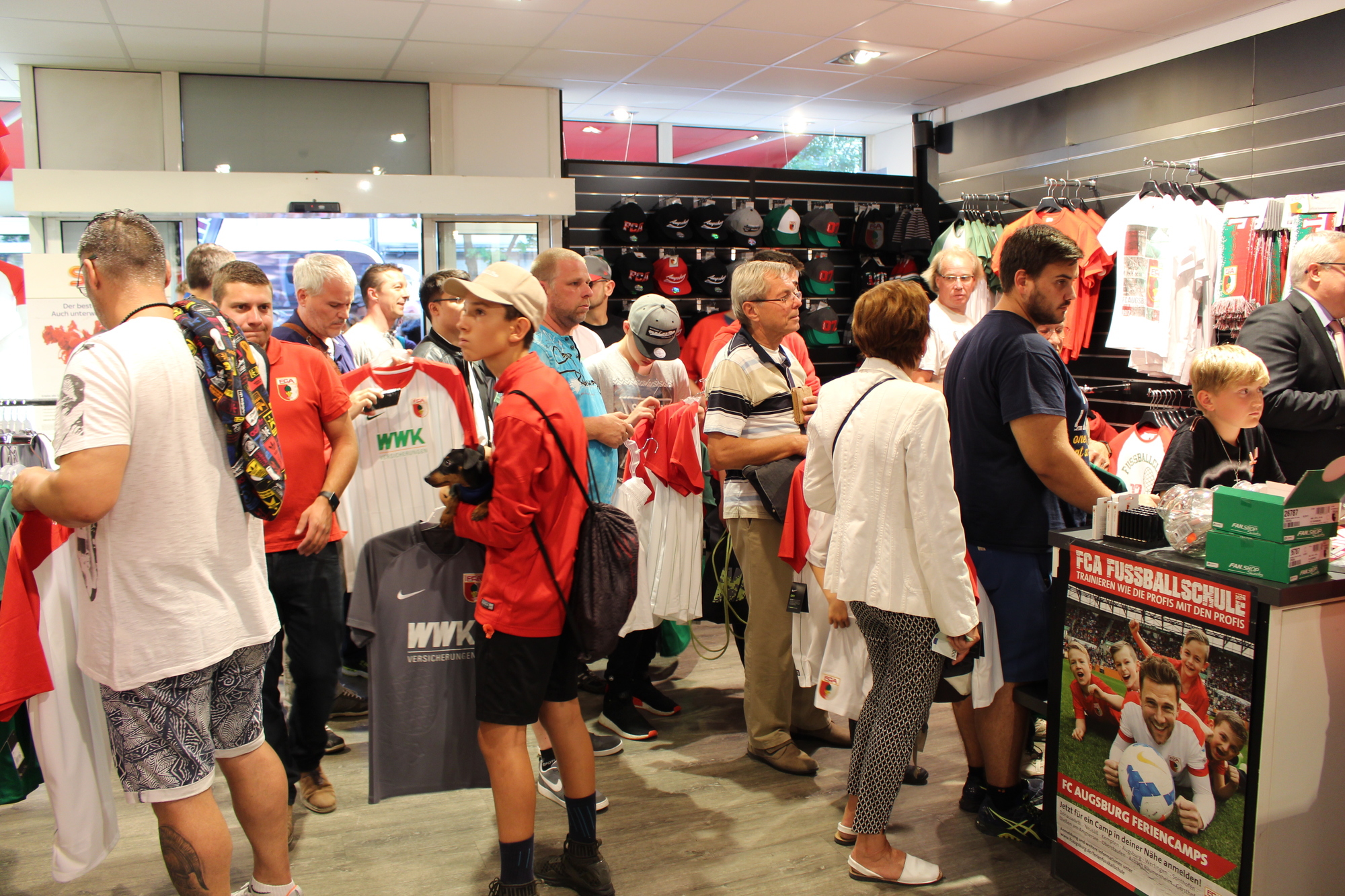 Im FCA Fan-Shop in der Bahnhofstraße. Foto: B4B WIRTSCHAFTSLEBEN SCHWABEN