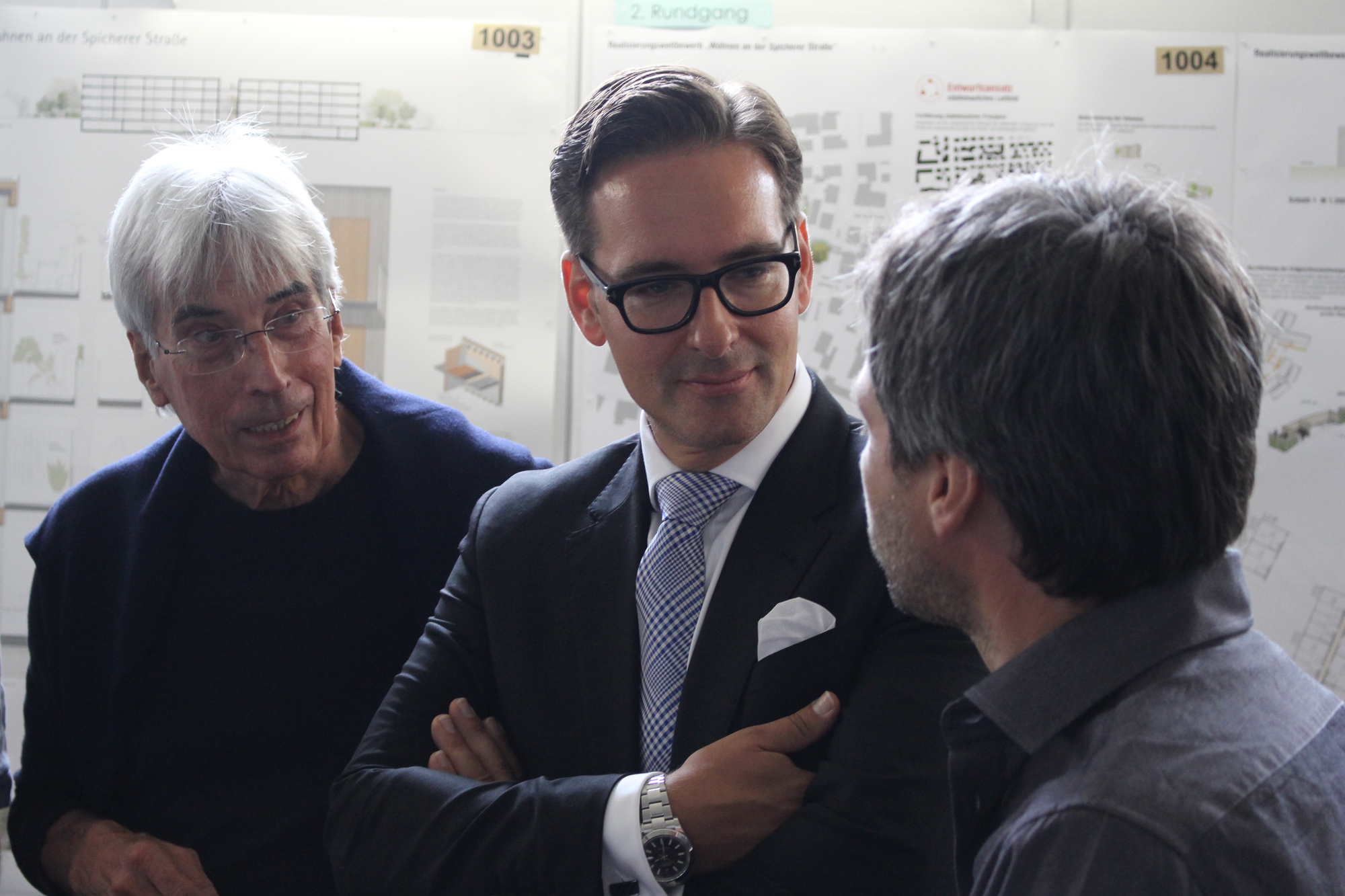 Dr. Mark Dominik Hoppe im Gespräch mit den Mitarbeitern des Architekturbüro. Foto: Iris Zeilnhofer/B4B WIRTSCHAFTSLEBEN SCHWABEN