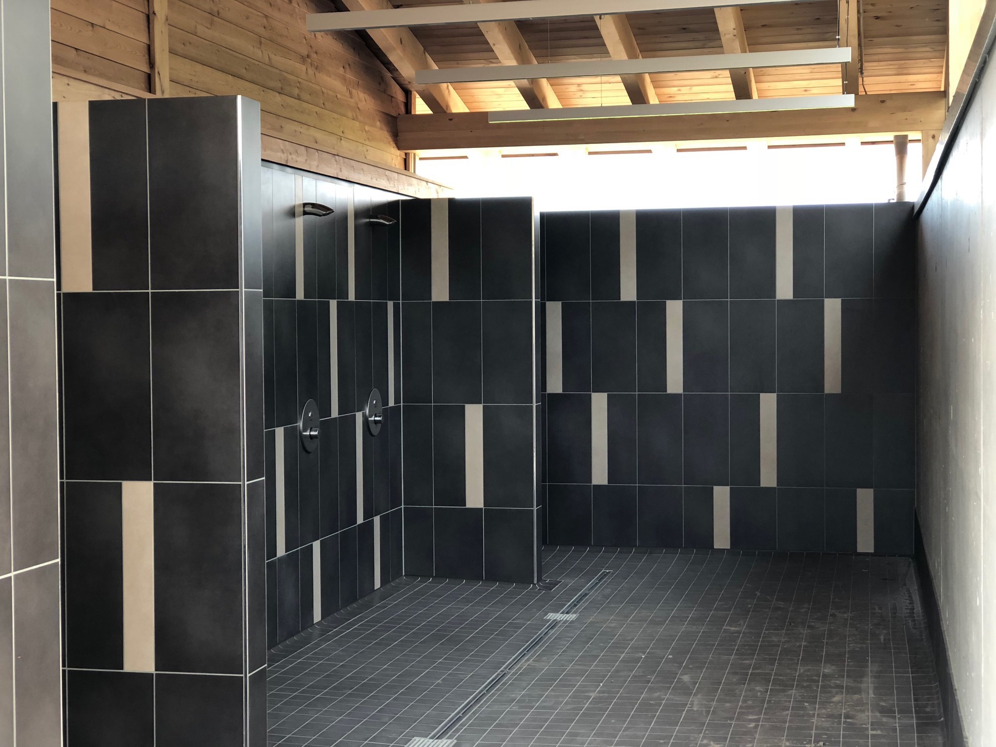 Das sind die neuen Außenduschen der Schärensauna. Foto: Titania Neusäß