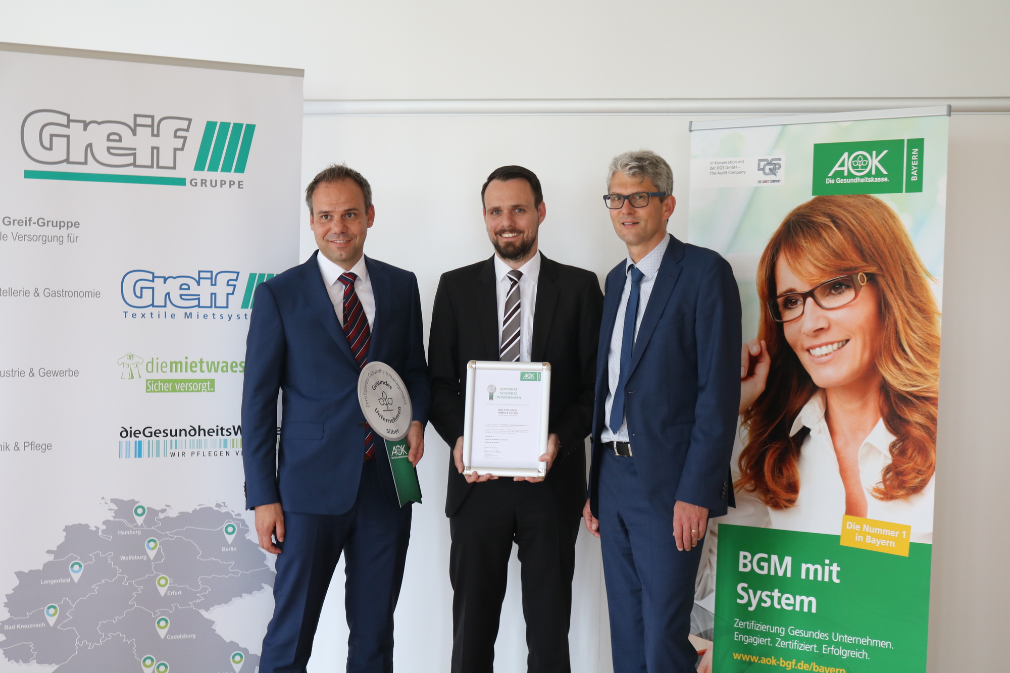 Die beiden Geschäftsführer Markus und Martin Greif mit Alfred Heigl, AOK-Direktor in Augsburg. Foto: Walter Greif GmbH & Co. KG