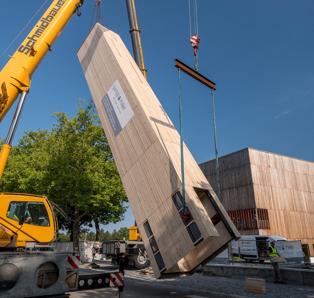 Der Kirchturm wird aufgebaut. Foto: Eckhart Matthäus Fotografie