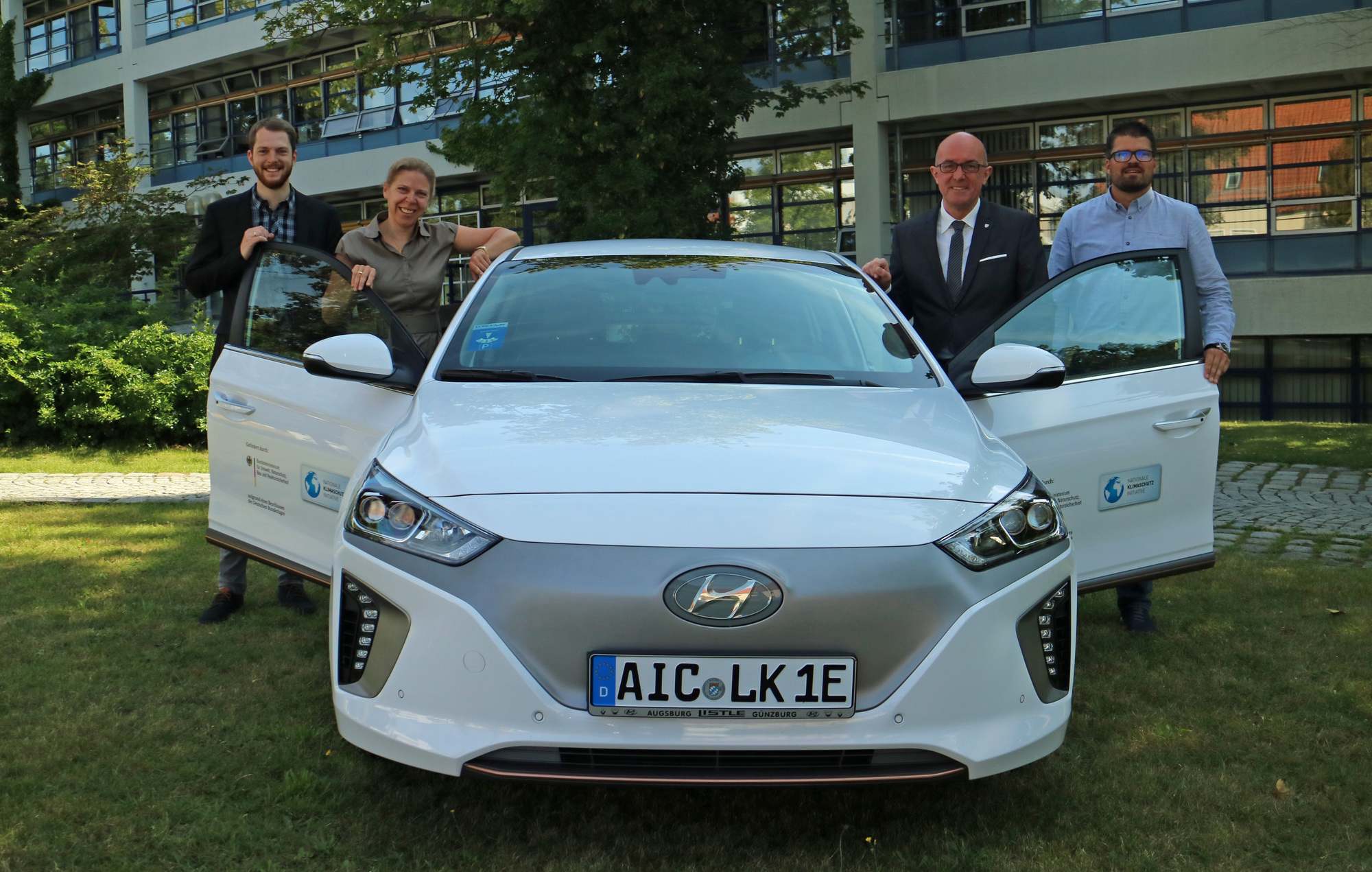 Der regionale Klimaschutzmanager Jonas Fricke, die Leiterin des Kommunalen Bauwesen Sonja Nemetz, Landrat Dr. Klaus Metzger und der stellvertretende Leiter des Sachgebiets Tiefbau und Bauhof Andreas Bezler. Foto: Landratsamt Aichach-Friedberg, Wolfgang Müller