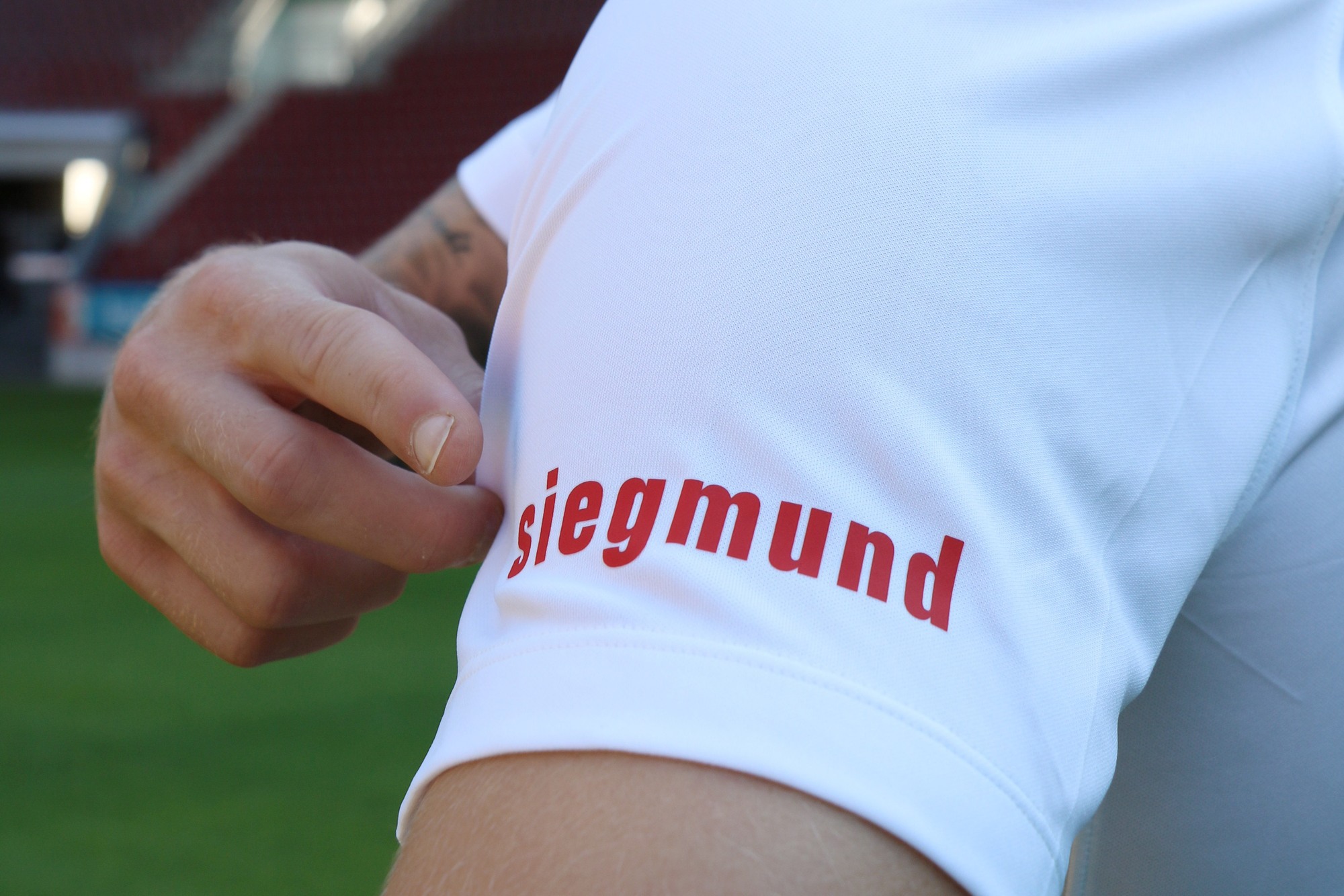 Bernd Siegmund GmbH neuer Ärmelsponsor des FC Augsburg. Foto: FCA