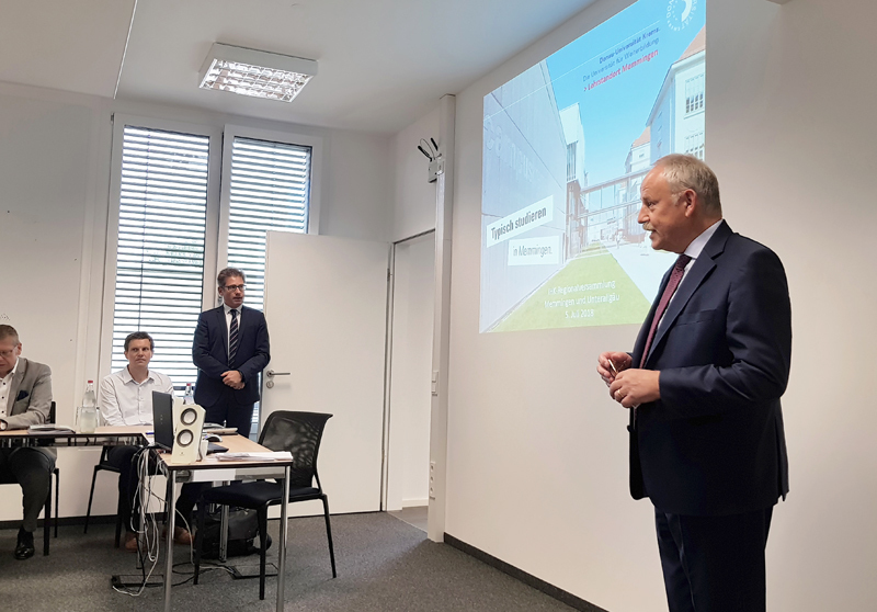Gerhard Pfeifer (r.), Vorsitzender der IHK Regionalversammlung und stellvertretender Präsident der IHK Schwaben. Foto: Donau-Universität Krems