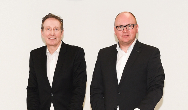 Steve Hughes, Managing Director bei Masport, und Dr. Wolfgang Hergeth Geschäftsführer von  AL-KO Gardentech und COO der AL-KO Kober SE. Foto: AL-KO