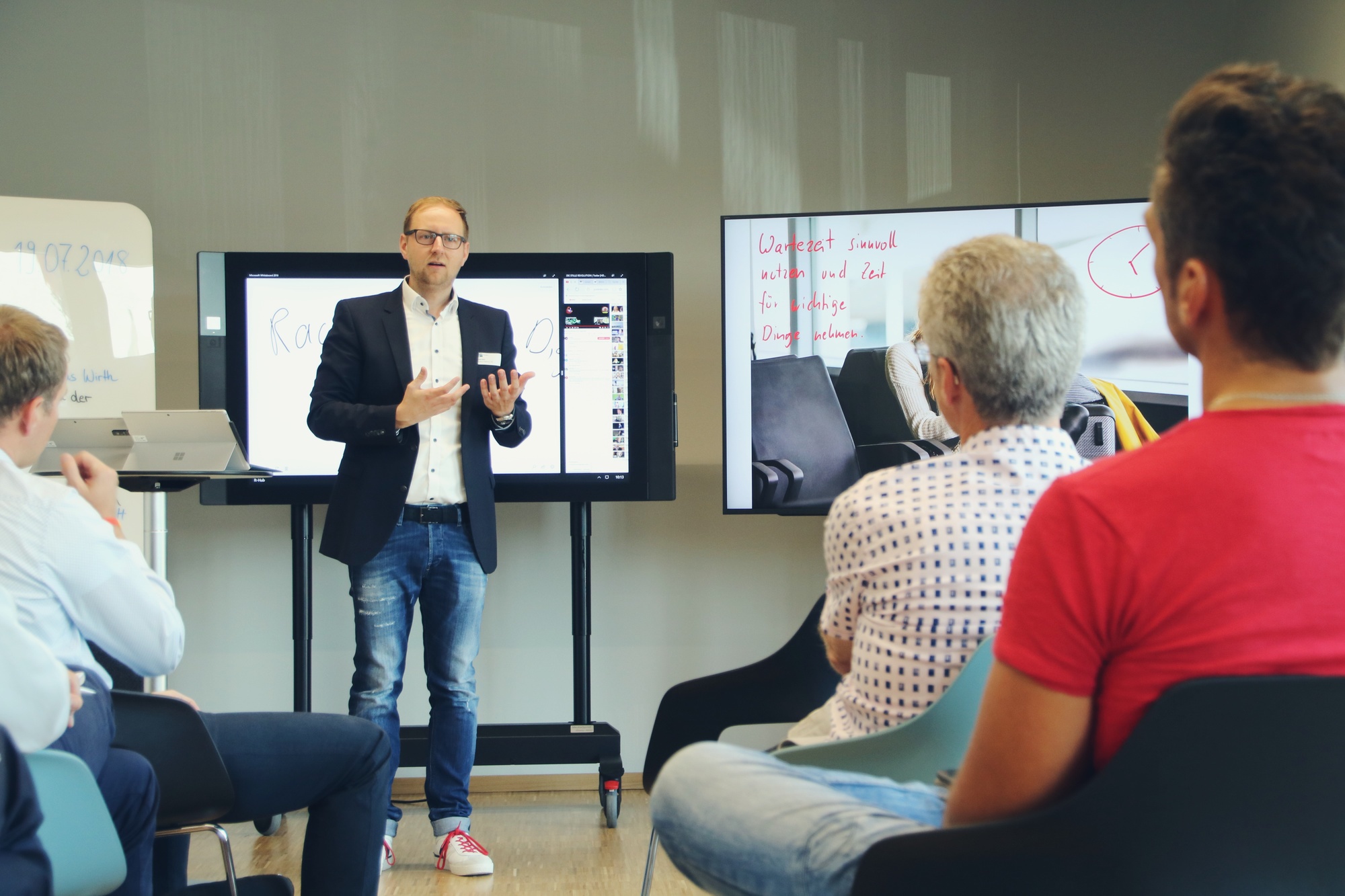 Tobias Wirth, Gründer und Geschäftsführer der fly-tech IT, referiert beim Besuch des KMU IT Networks der IHK Schwaben. Foto: fly-tech