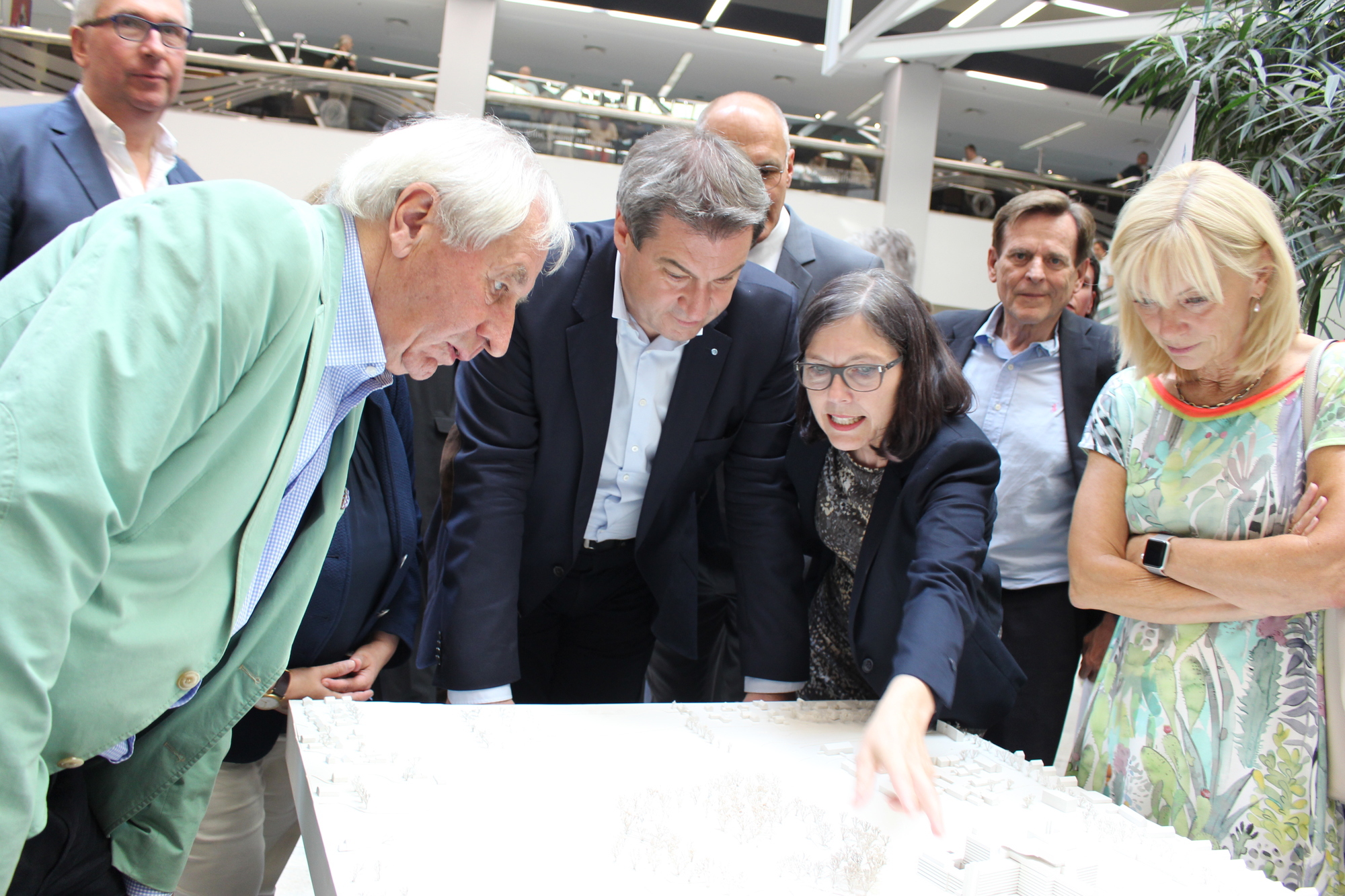 Ministerpräsident Dr. Markus Söder lässt sich die Fortschritte am Klinikum Augsburg erklären. Foto: Iris Zeilnhofer/B4B WIRTSCHAFTSLEBEN SCHWABEN
