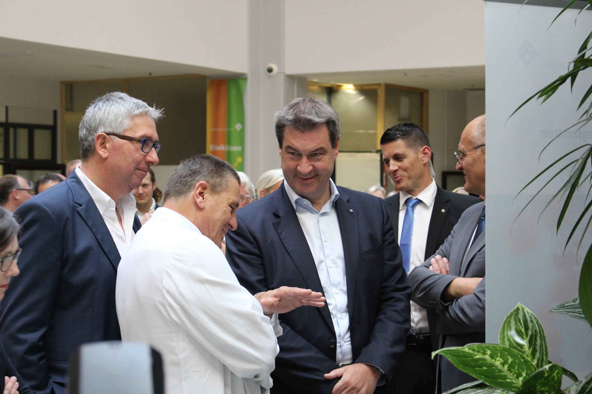 Chefarzt Prof. Dr. Michael Beyer (m.) im Impulsvortrag mit Alexander Schmidtke (l.) und Dr. Markus Söder (r.). Foto: Iris Zeilnhofer/B4B WIRTSCHAFTSLEBEN SCHWABEN
