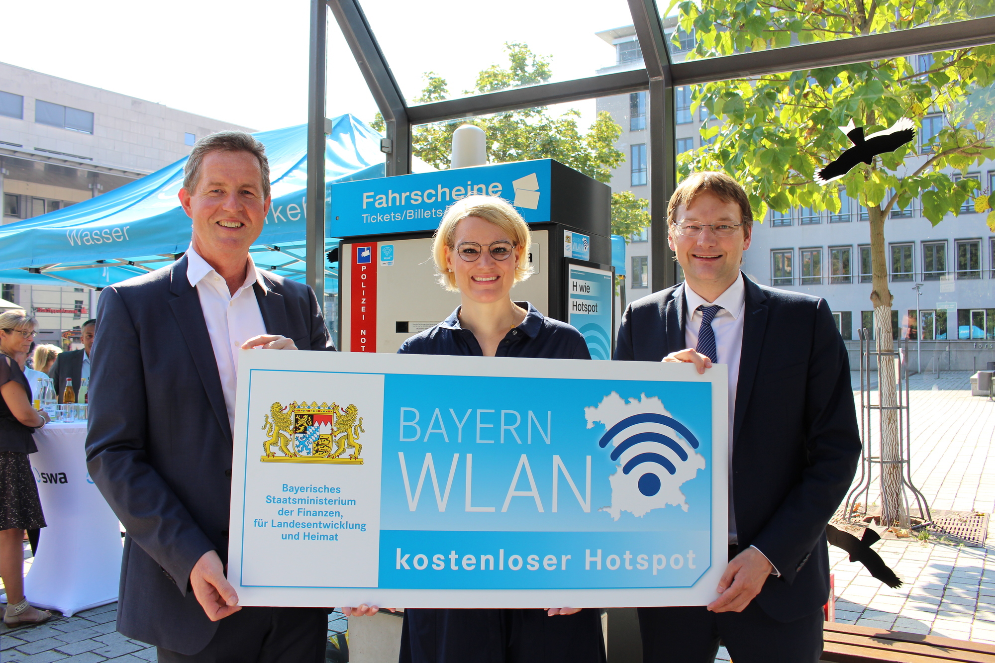Dr. Walter Casazza, Eva Weber und Dr. Hans Reichhart nehmen das neue BayernWLAN in Augsburg in Betrieb. Foto: Isabell Walter/B4B WIRTSCHAFTSLEBEN SCHWABEN