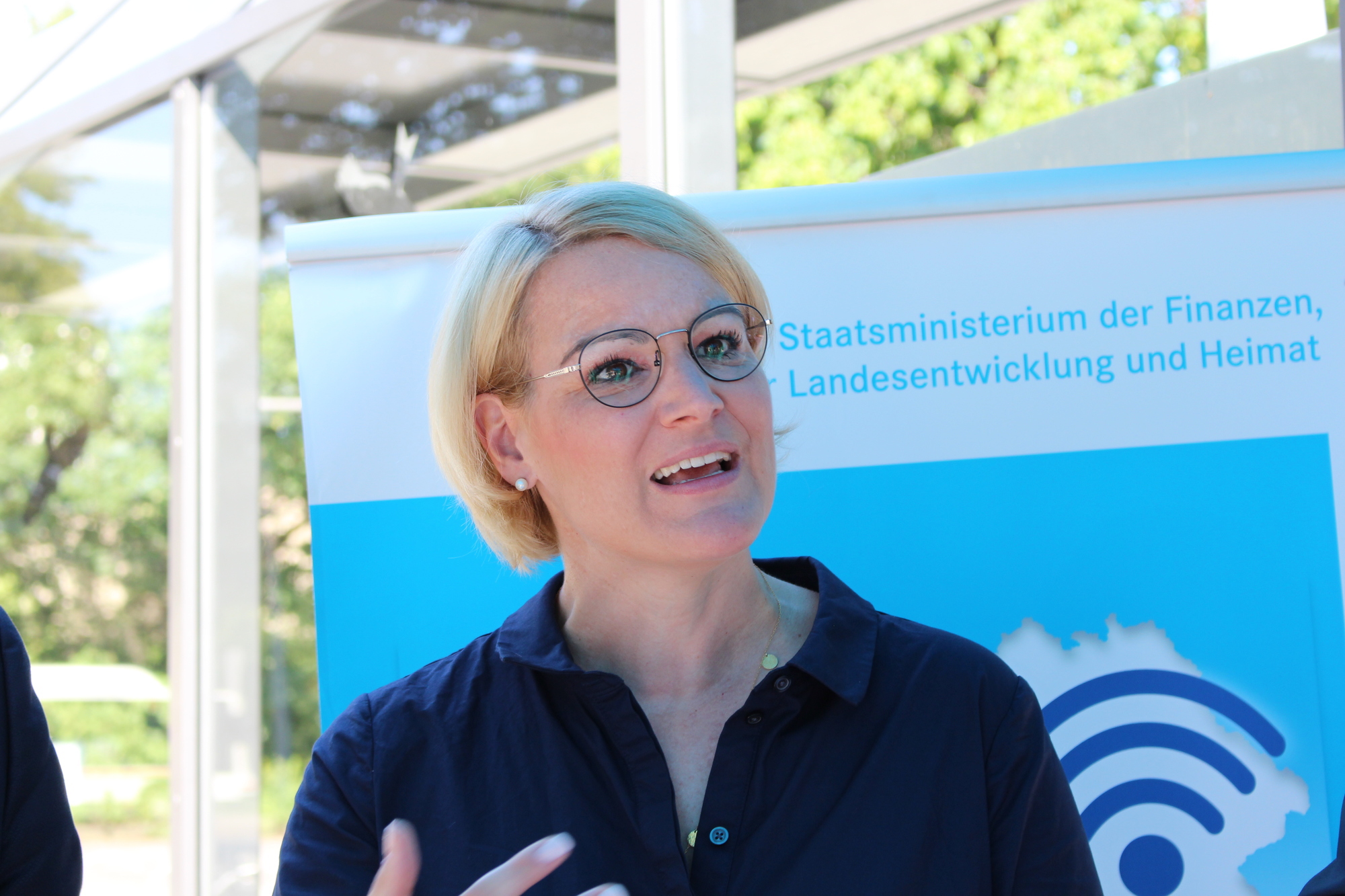 Bürgermeisterin Eva Weber gibt den Startschuss für die neuen WLAN-Hotspots in Augsburg. Foto: Isabell Walter/B4B WIRTSCHAFTSLEBEN SCHWABEN