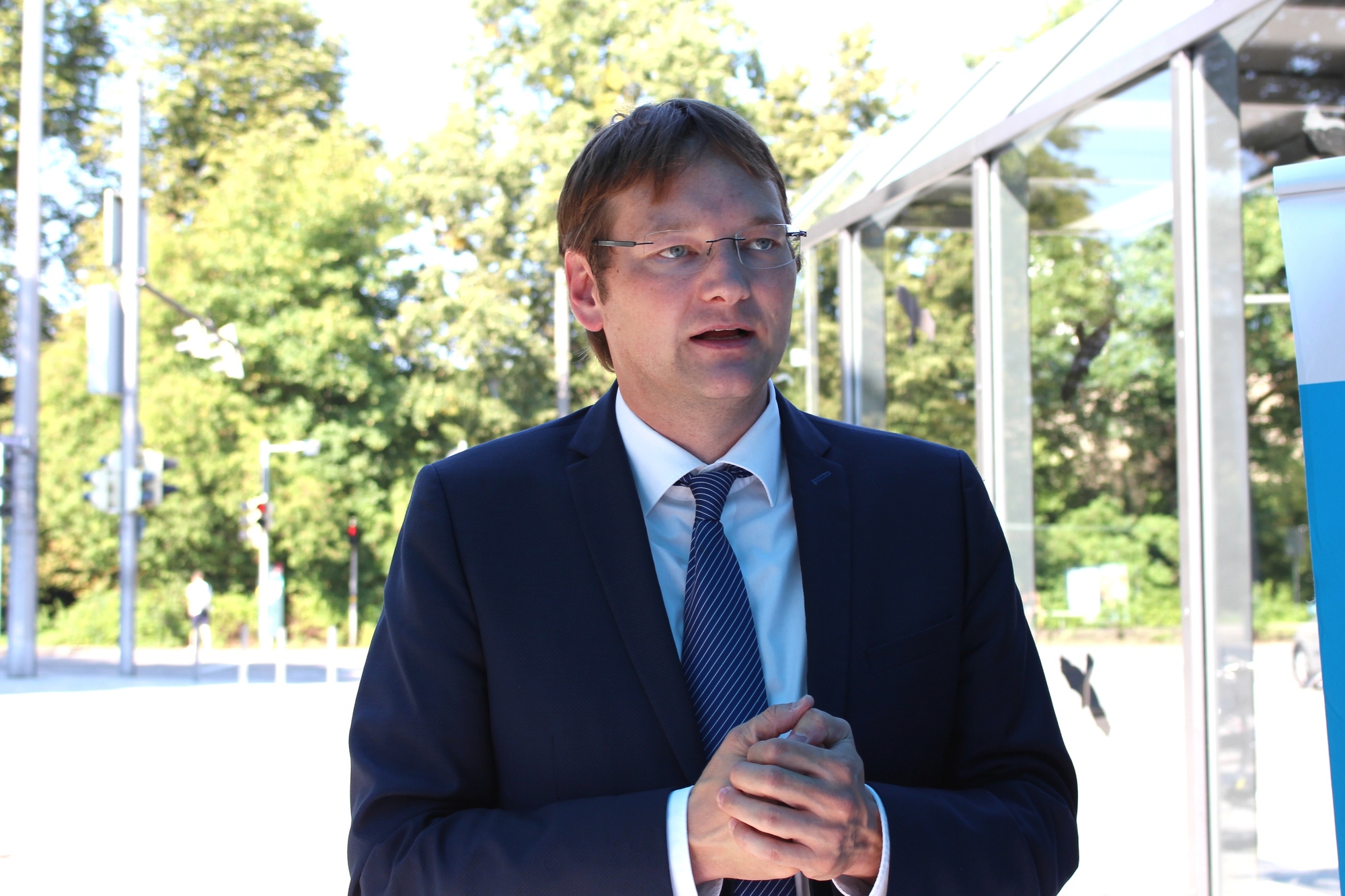 Heimatstaatssekretär Dr. Hans Reichhart unterstützt den Ausbau des öffentlichen Internets in Augsburg. Foto: Isabell Walter/B4B WIRTSCHAFTSLEBEN SCHWABEN