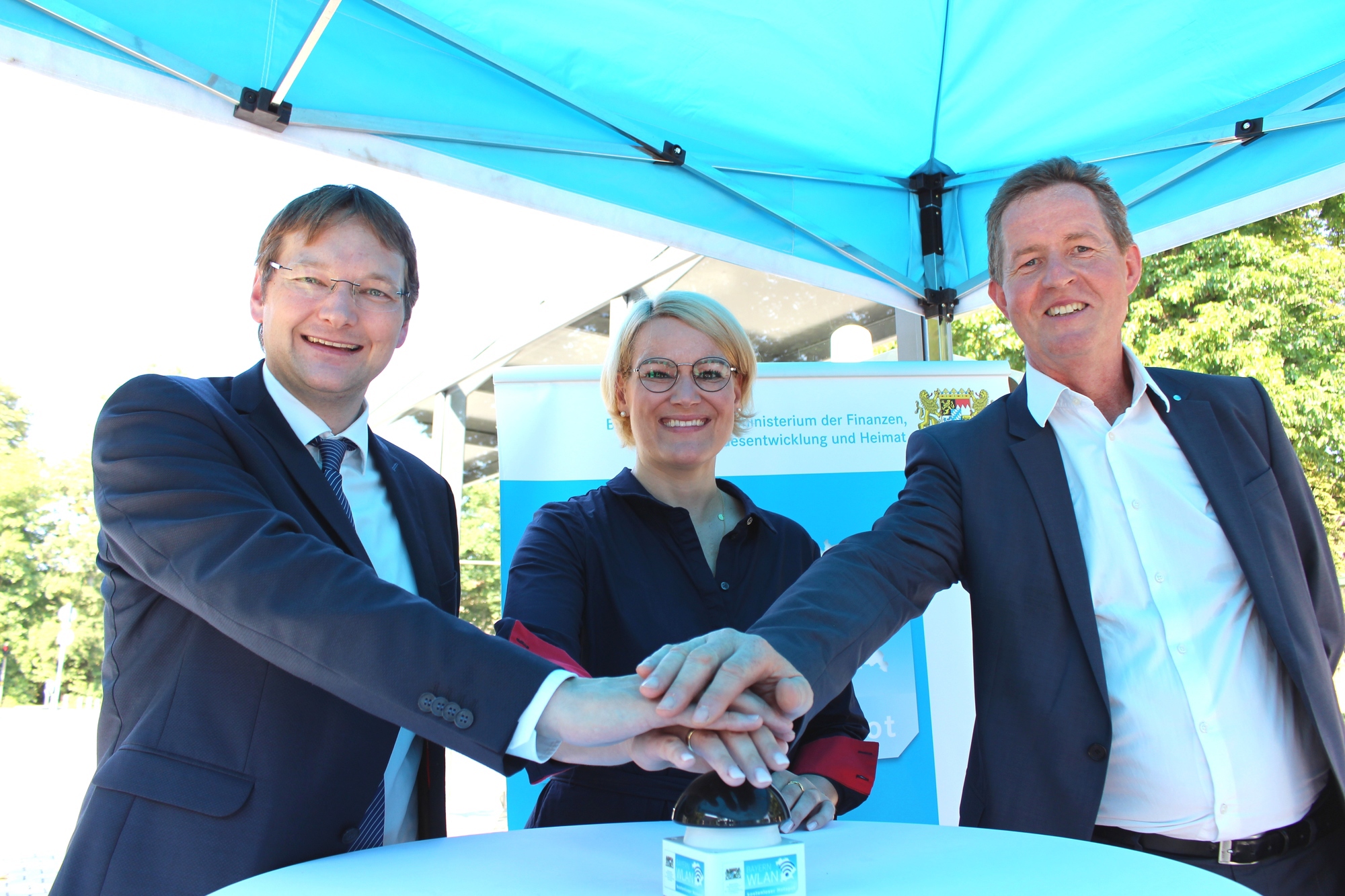 Dr. Hans Reichhart, Eva Weber und Dr. Walter Casazza nehmen die neuen BayernWLAN-Hotspots gemeinsam in Betrieb. Foto: Isabell Walter/B4B WIRTSCHAFTSLEBEN SCHWABEN