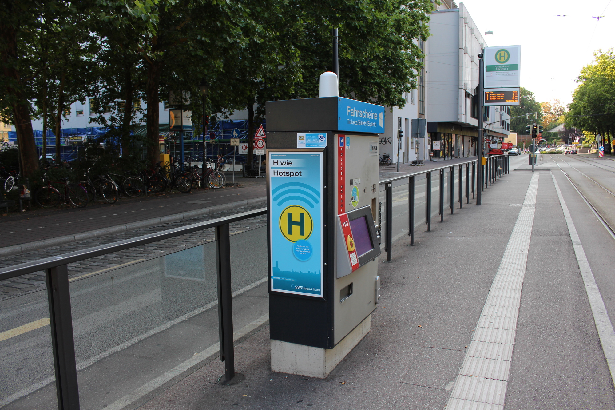 Der Haltestellen Hauptbahnhof und City Galerie sind nur zwei von 27 Haltestellen, die mit BayernWLAN ausgestattet sind. Foto: Isabell Walter/B4B WIRTSCHAFTSLEBEN SCHWABEN