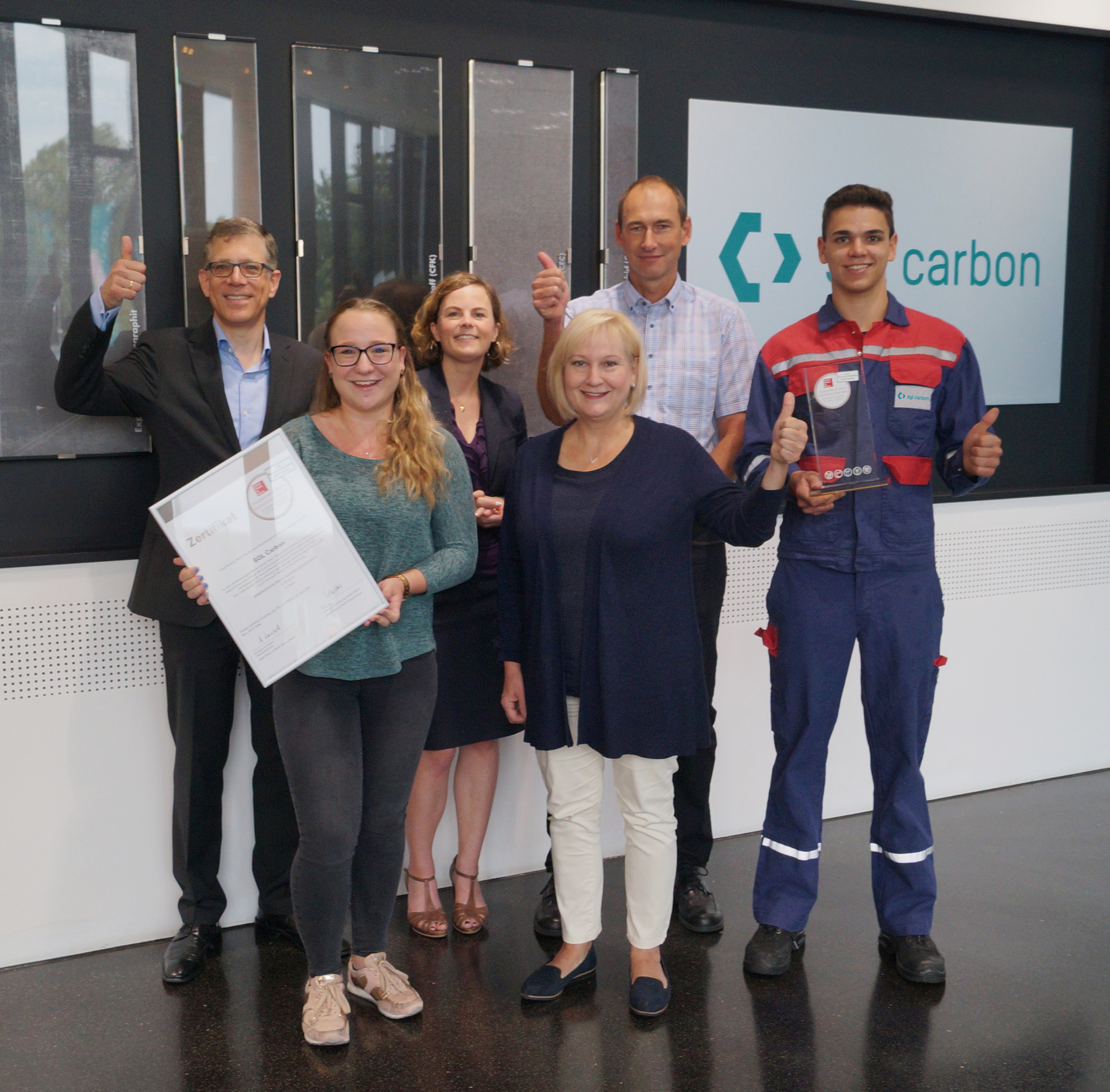 Thomas Raddatz, Carina Gebhard (beide SGL), Anne Brüne (Great Place to Work), Petra Gierl, Uwe Moderer und Matthias Mair (alle SGL). Foto: SGL Carbon