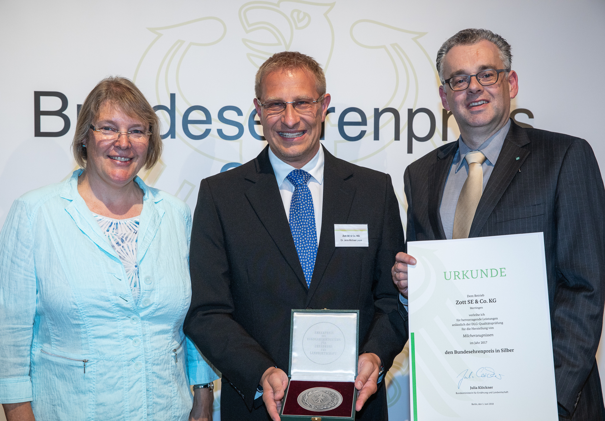 Die Ministerialdirektorin Dr. Katharina Böttcher überreicht gemeinsam mit DLG-Vizepräsident Dr. Diedrich Harms (rechts) die Urkunde und die Medaille an Dr. Jens-Michael Liepe. Foto: DLG/Felix Holland