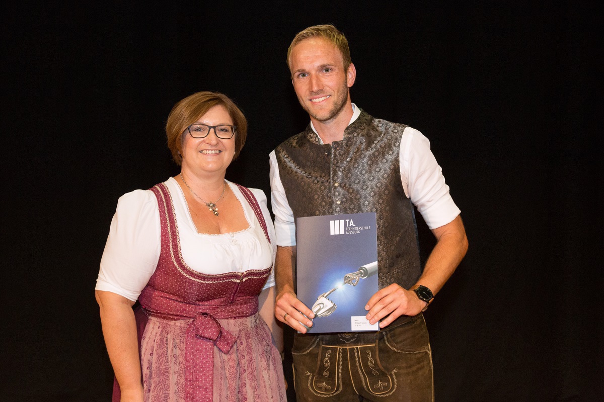 Die kommissarische Schulleiterin Andrea Raute gratulierte dem Informatikstechniker Fabian Röller als Schulbesten mit einem Schnitt von 1,07.  Foto: Ch. Bleier/TA
