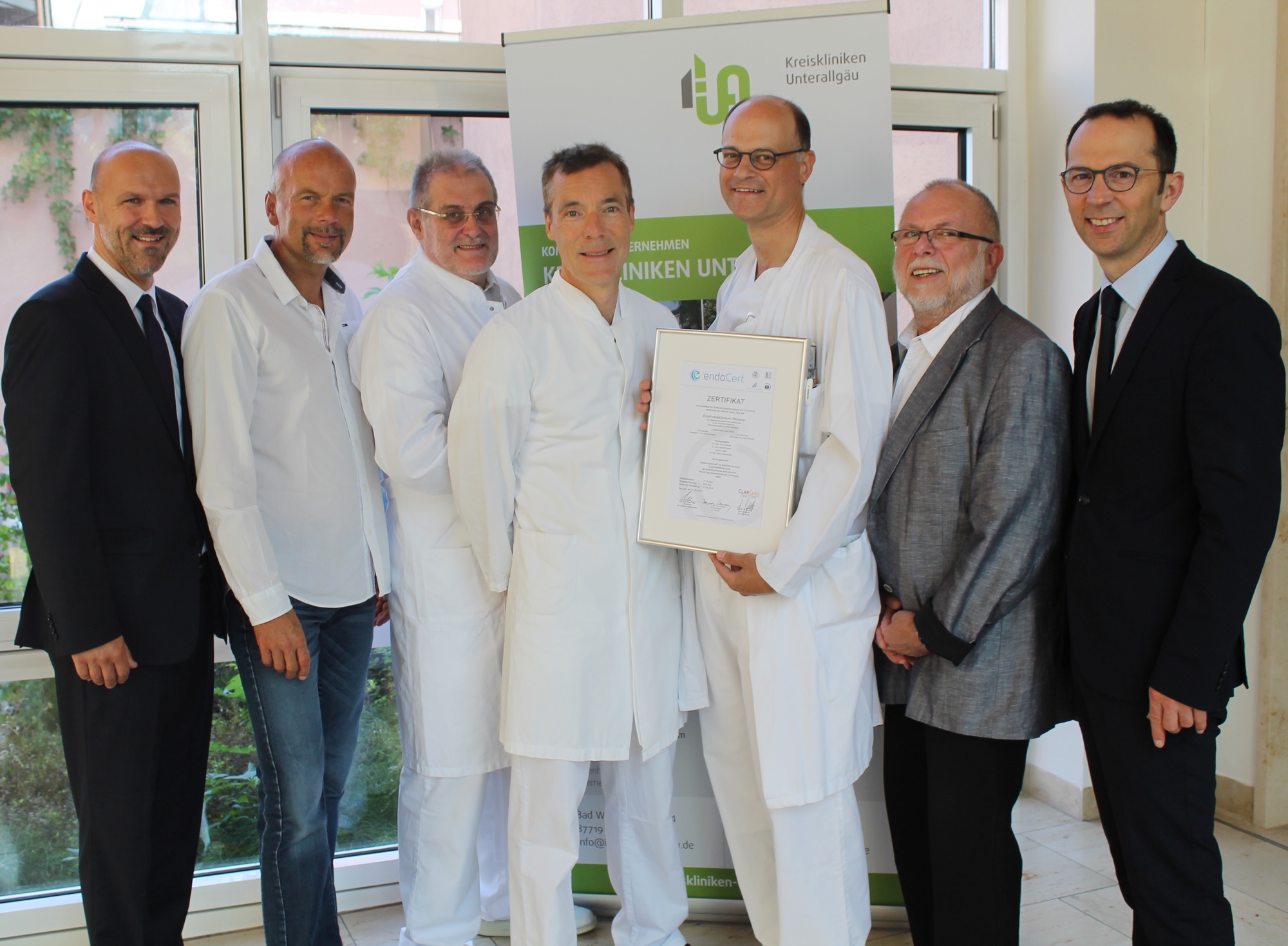 Vorstand Franz Huber (1.v.r.), Pflegedirektor Stanislav Koren (1.v.l.), Qualitätsbeauftragter des EndoProthetikZentrums Klaus Plate (2.v.r.) sowie Chefarzt der Orthopädie und Unfallchirurgie und ärztlicher Leiter der Kreisklinik Ottobeuren Dr. Tilman Eßlinger (Mitte) mit den Hauptoperateuren Jochen Träger (3.v.r.), Dr. Konrad Wagner (3.v.l.) und Dr. Markus Buschmeier COC KE (2.v.r.). Foto: Kreiskliniken Unterallgäu<br />
