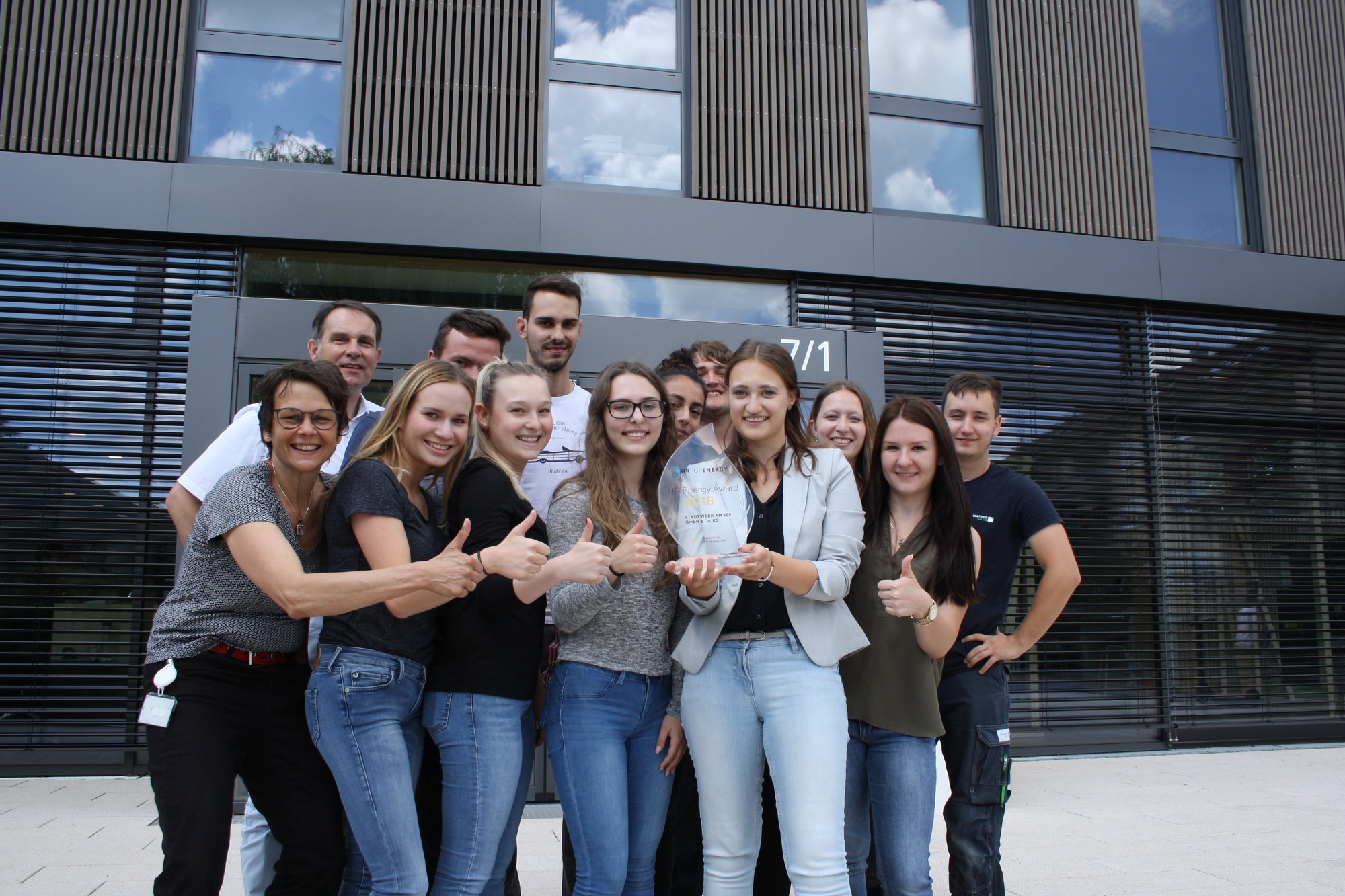 Die Azubis und Studenten des Stadtwerk am See des Projekts „Azubi@work“ mit Personalchef Olaf Schwarz (links hinten) und Ausbildungsleiterin Regine Weps (links vorne). Foto: Stadtwerk am See