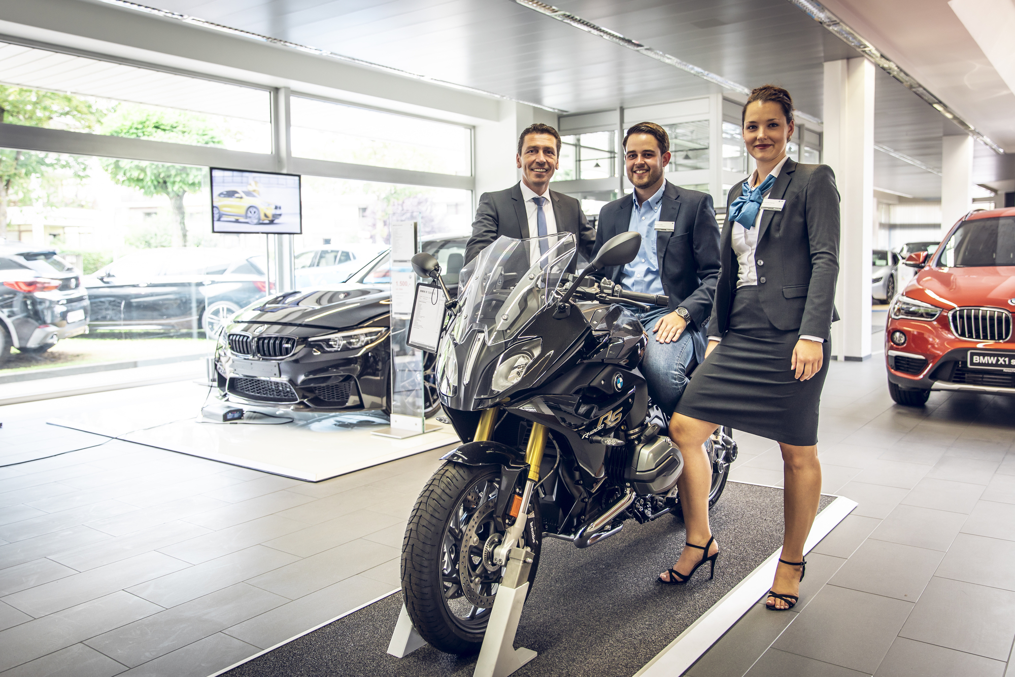 Dusan Plevnik (Geschäftsleiter Augsburg) und Franziska Wecker (Serviceassistentin &amp; Ausbilderin) gratulierten Robin Keller (Mitte) zu seinen Bestnoten. Foto: Reisacher