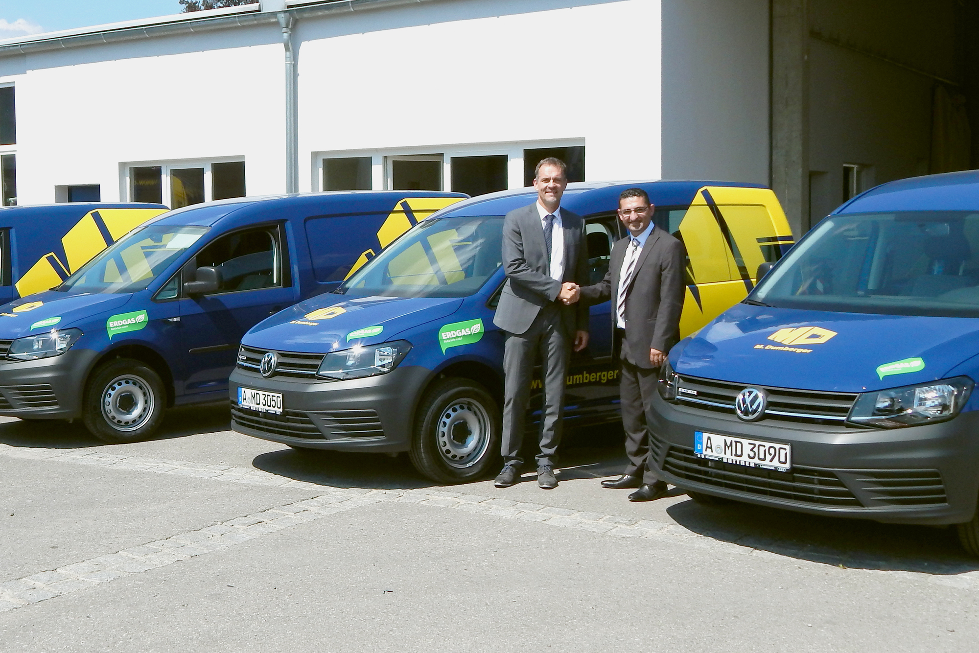 Jens Dammer, erdgas schwaben (links) und Oguz Alver, Leiter Furpark Firma Dumberger. Foto: Dumberger,