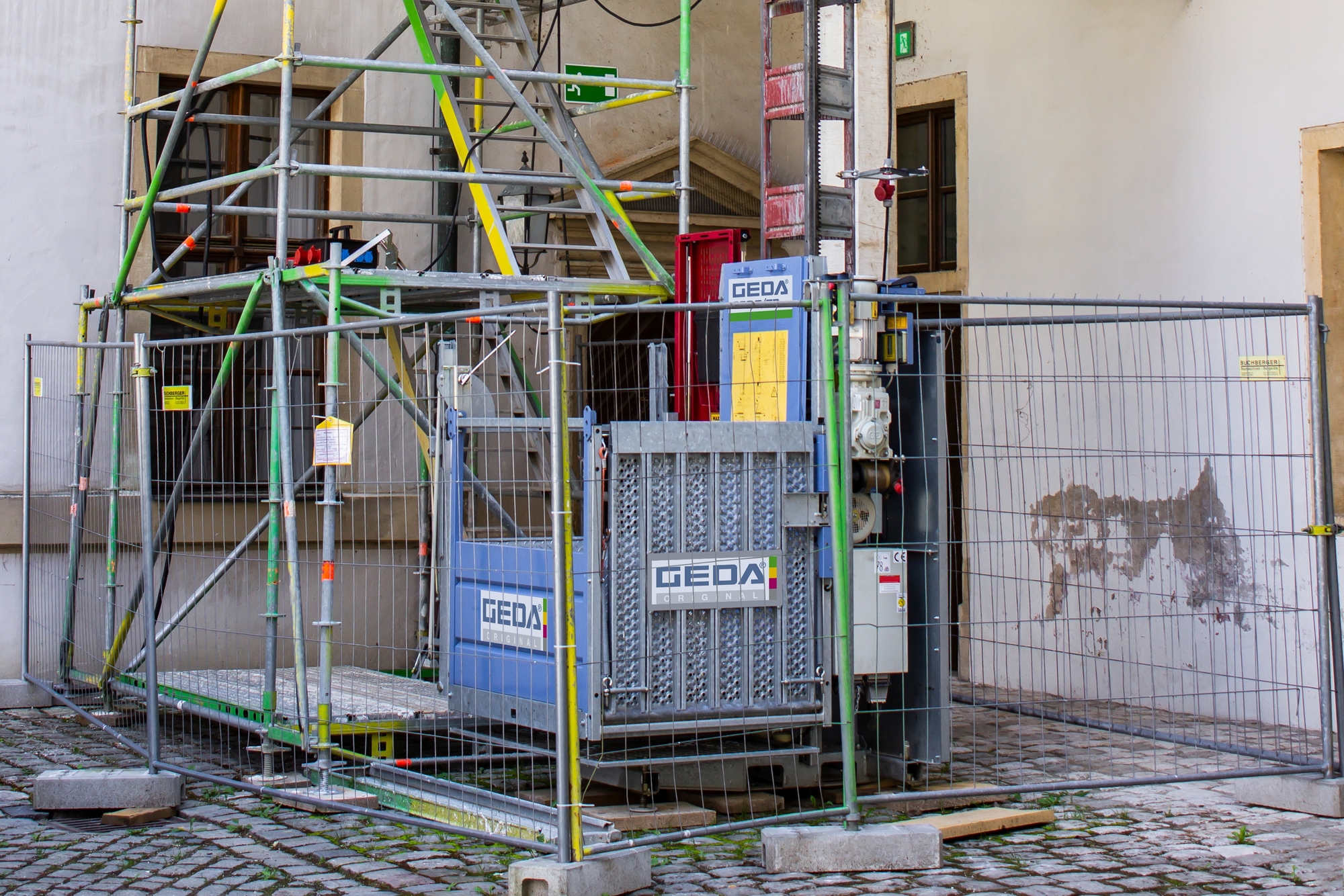Die Transportbühne von GEDA ermöglicht den Zugang zur Laterne. Foto: GEDA
