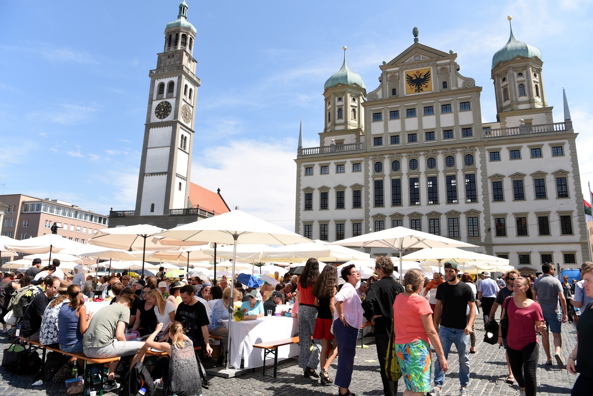 Traditioneller Bestandteil des Hohen Friedensfestes ist die Friedenstafel. Foto: Ruth Plössel/Stadt Augsburg