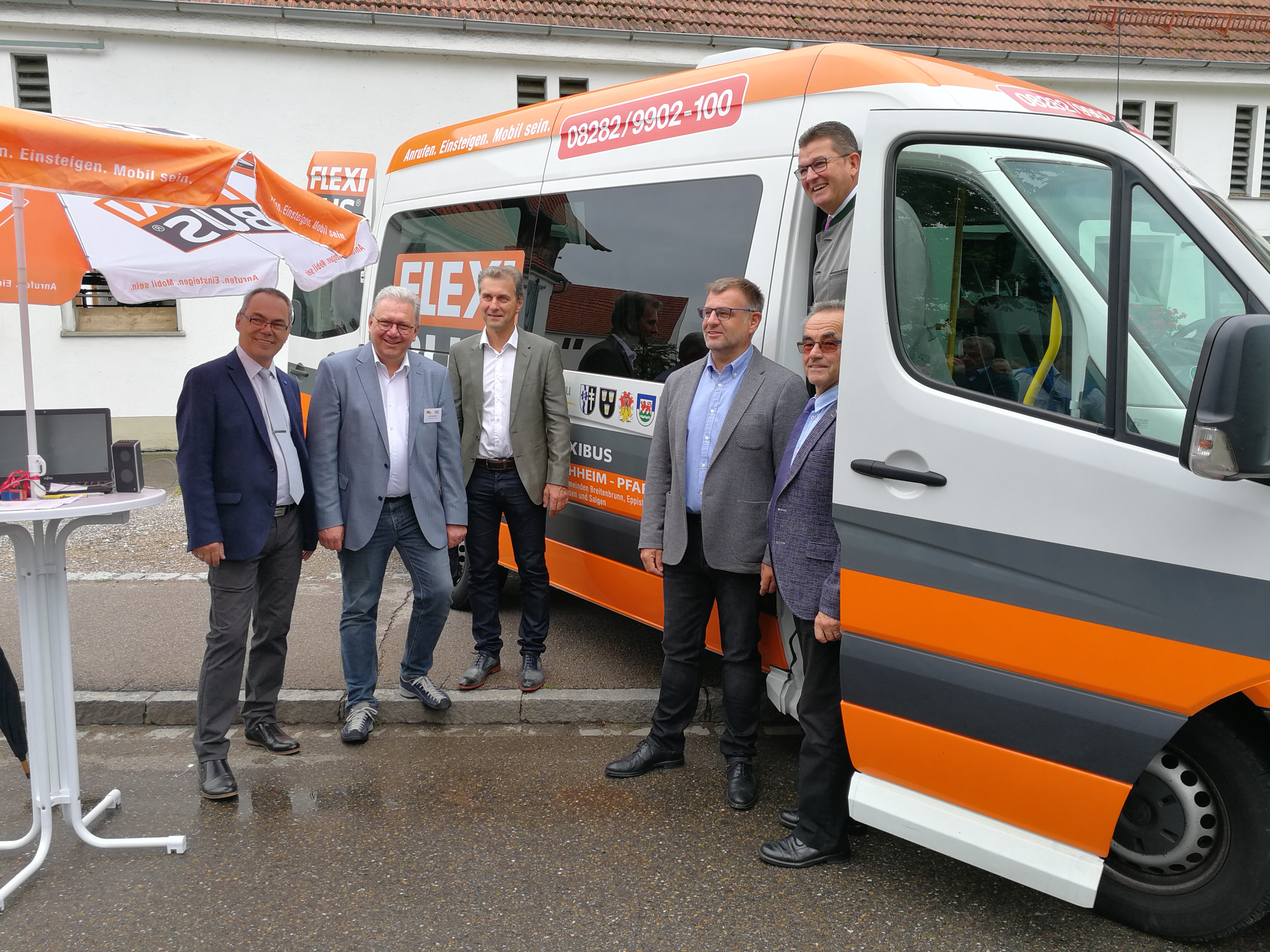 Von links: Bürgermeister Jürgen Tempel (Breitenbrunn), FLEXIBUS-Geschäftsführer Josef Brandner, Bürgermeister Robert Wilhelm (Oberrieden), Bürgermeister Franz Renftle (Pfaffenhausen), Kreisrat Helmut Koch und der bayerische Wirtschaftsminister Franz-Josef-Pschierer. Foto: BBS Reisen