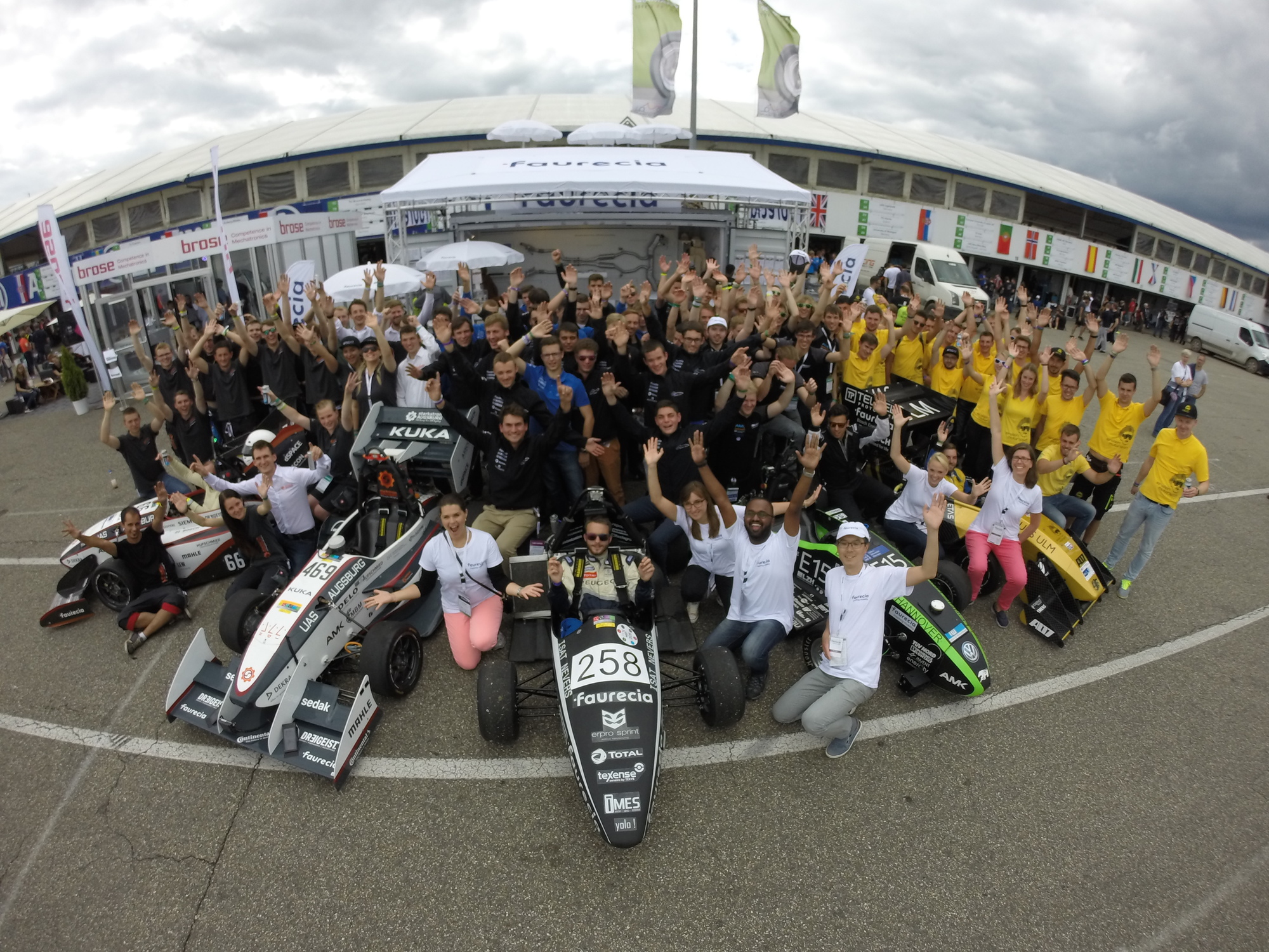 Teambild vor der Box. Foto: Faurecia.