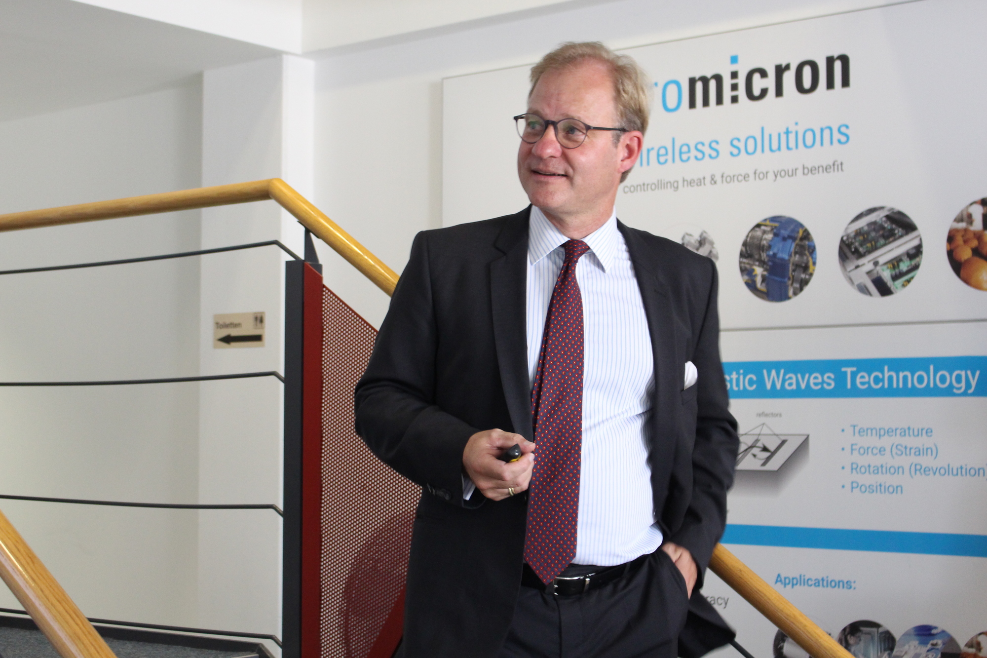 Hubertus von Zanstrow, CEO pro-micron, enthüllt das Neubauvorhaben. Foto: Angelina Märkl/B4B WIRTSCHAFTSLEBEN SCHWABEN