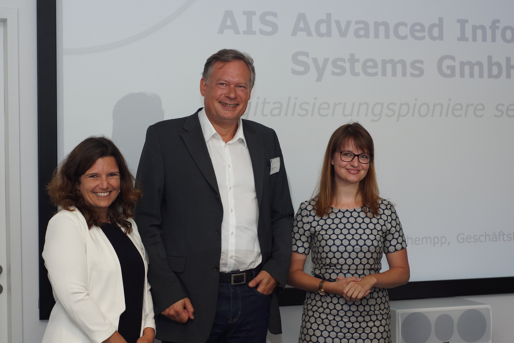 Ingrid Eibner, Geschäftsführerin des Logistik-Cluster Schwaben, Andreas Kirchheiner, Geschäftsführer AIS, und Ronja Kemmer (rechts). Foto: Alex Nemtschuk/AIS GmbH