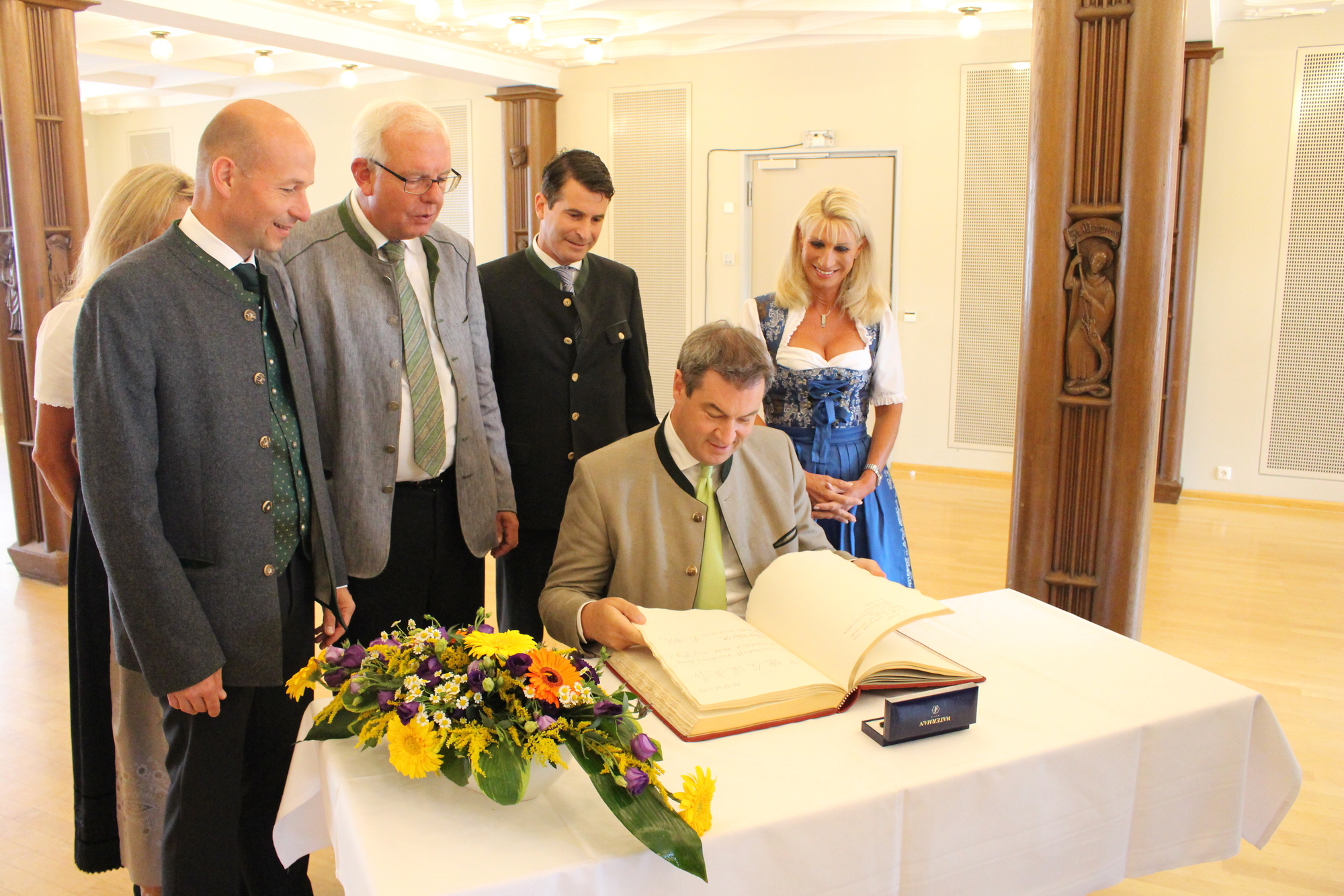 Kemptens OB Thomas Kiechle, MdL Thomas Kreuzer und MdL Eric Beißwenger schauen Dr. Markus Söder beim Eintrag in das Goldene Buch über die Schulter. Foto: Iris Zeilnhofer/B4B WIRTSCHAFTSLEBEN SCHWABEN