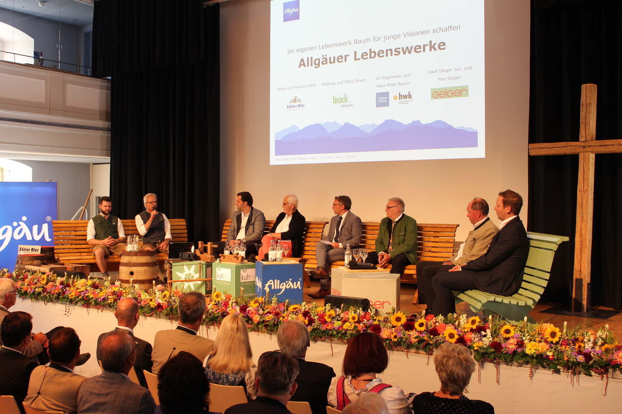 Die Talkrunde mit: Niklas Zötler, Herbert Zötler, Matthias Brack, Alfred Brack, Uli Hagemeier, Hans Peter Rauch, Pius Geiger und Josef Geiger Junior.  Foto: Iris Zeilnhofer/B4B WIRTSCHAFTSLEBEN SCHWABEN