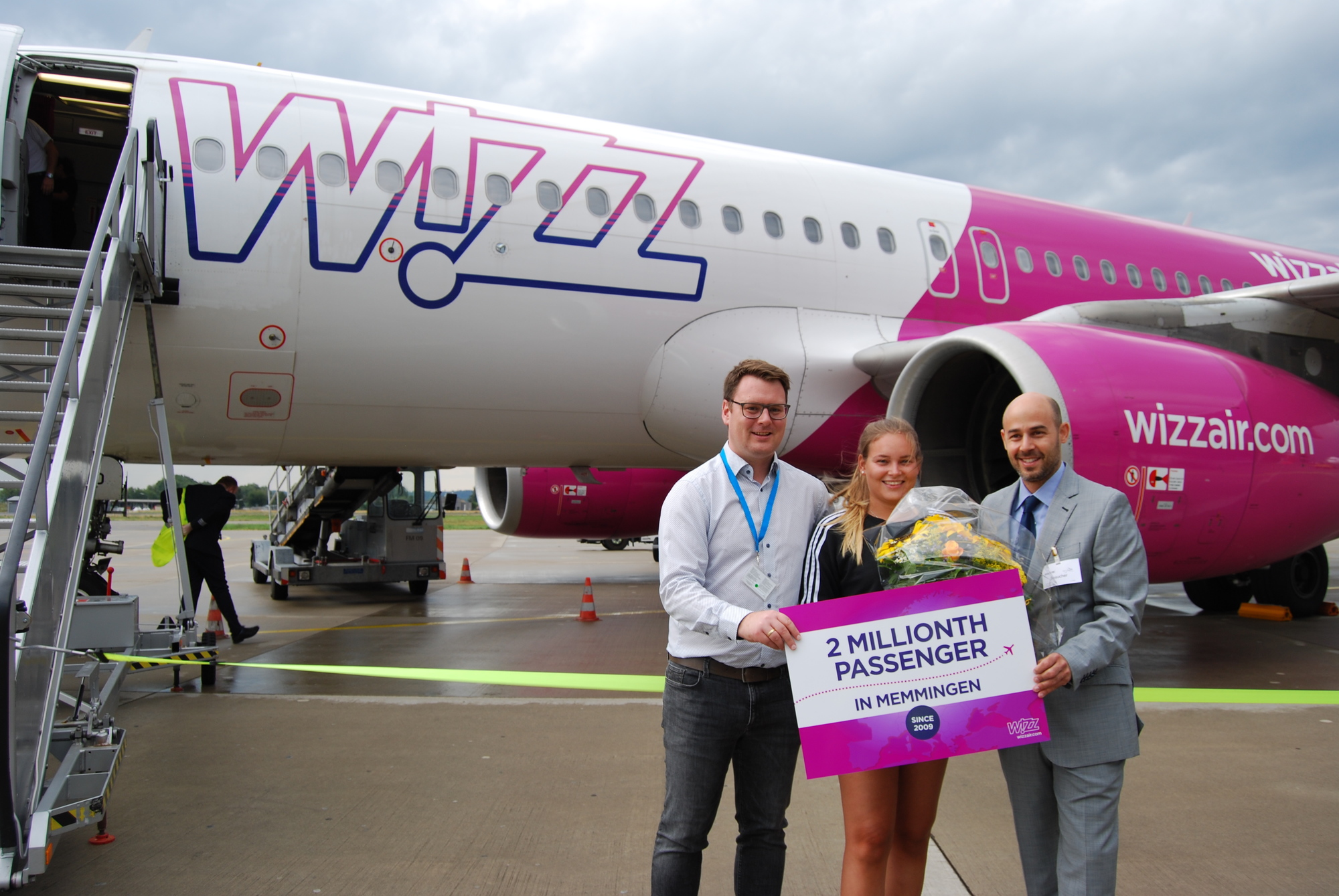 Wizz Air Sprecher Andras Rado (rechts) und Flughafen Vertriebsleiter Marcel Schütz begrüßten den zweimillionsten Fluggast,Martine Pedersen aus Lochau in Vorarlberg. Foto: Flughafen Memmingen