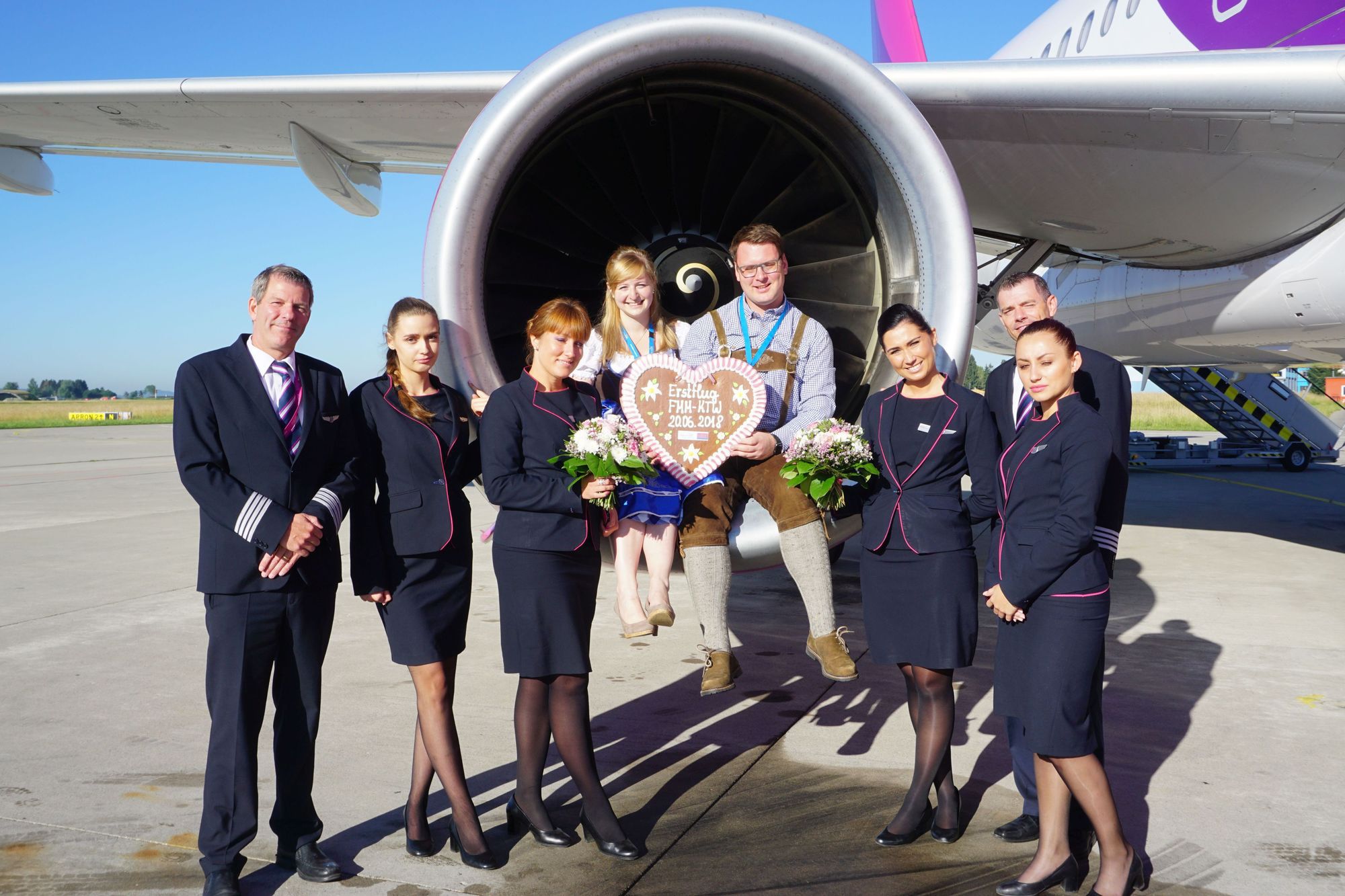 Franziska Spannagel und Marcel Schütz (Mitte) vom Flughafen Memmingen begrüßen die Crew des Erstflugs nach Kattowitz. Foto: Flughafen Memmingen