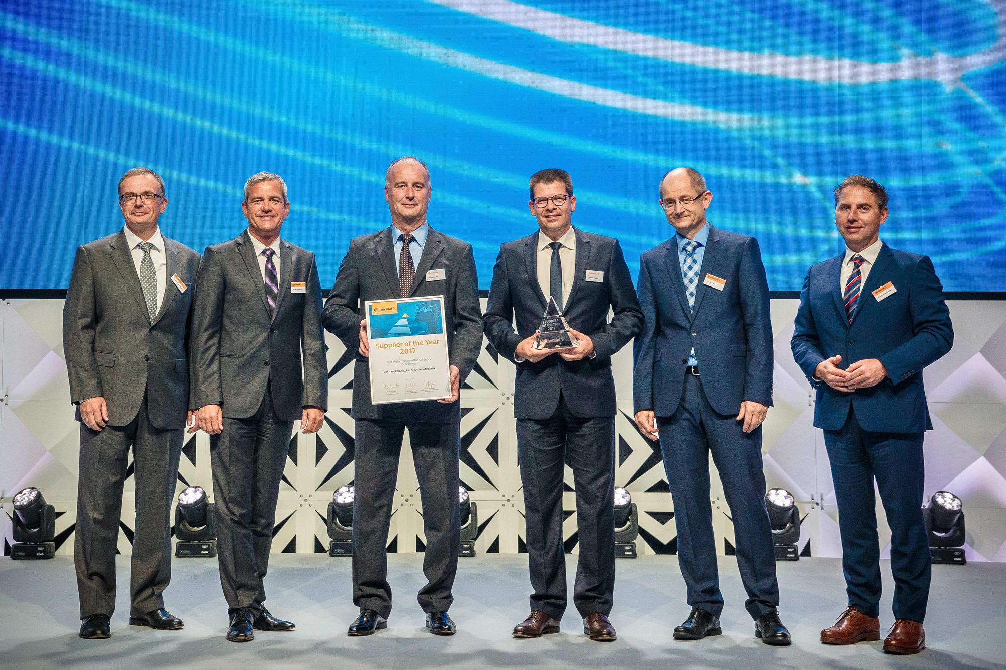 Key Account Manager Automotive Ulrich Stanke und Geschäftsführer Thomas Guglhör (Mitte) erhalten den Supplier of the Year 2017 – Award von Continental. Foto: Continental